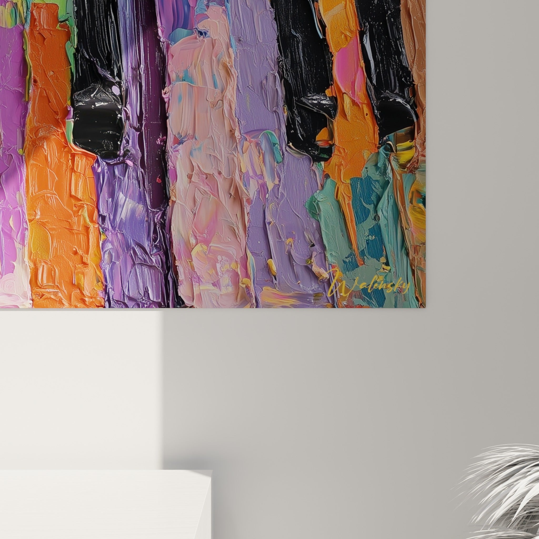 Empâtements épais et coulures de peinture violette et turquoise visibles en gros plan sur les touches du piano
