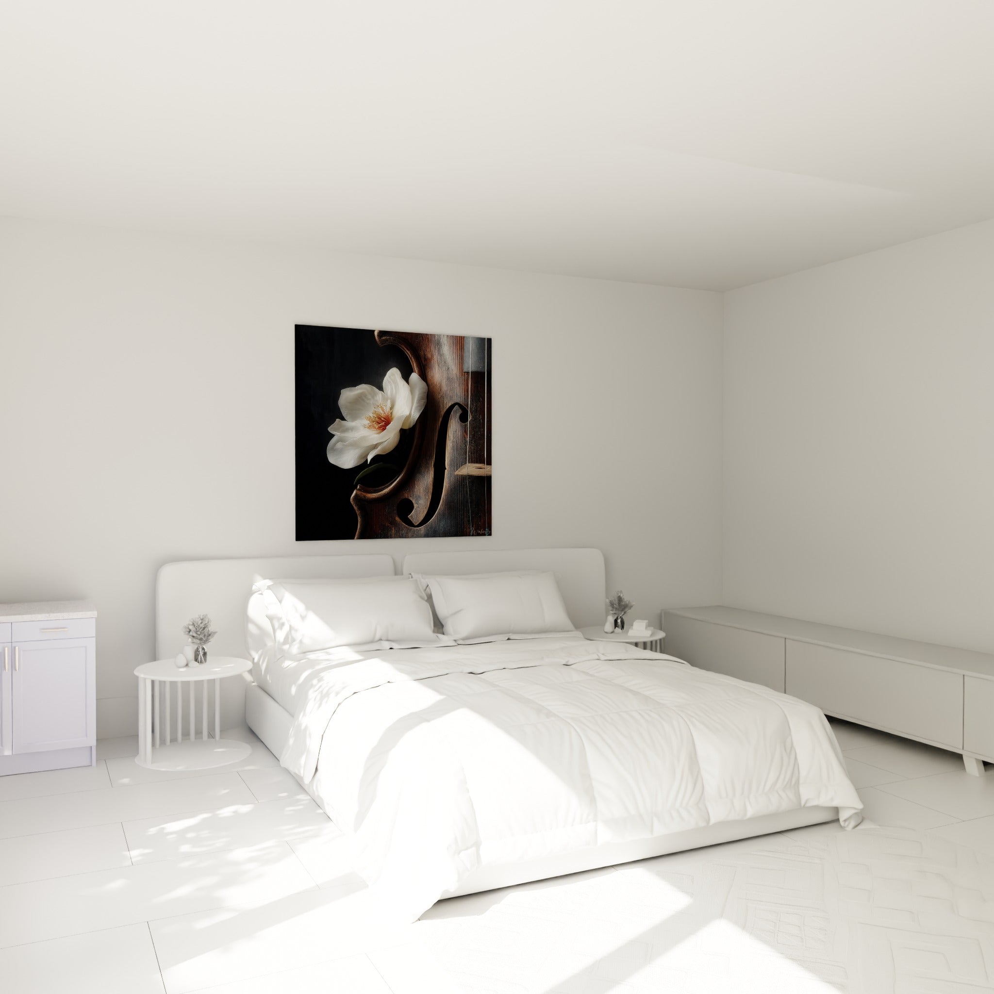 Fleur blanche et violon acajou éclairés en douceur, accrochés au-dessus d'un lit dans une chambre claire