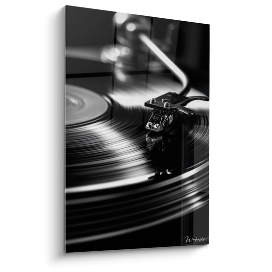 Platine vinyle en noir et argent, bras de lecture net sur disque en mouvement flouté