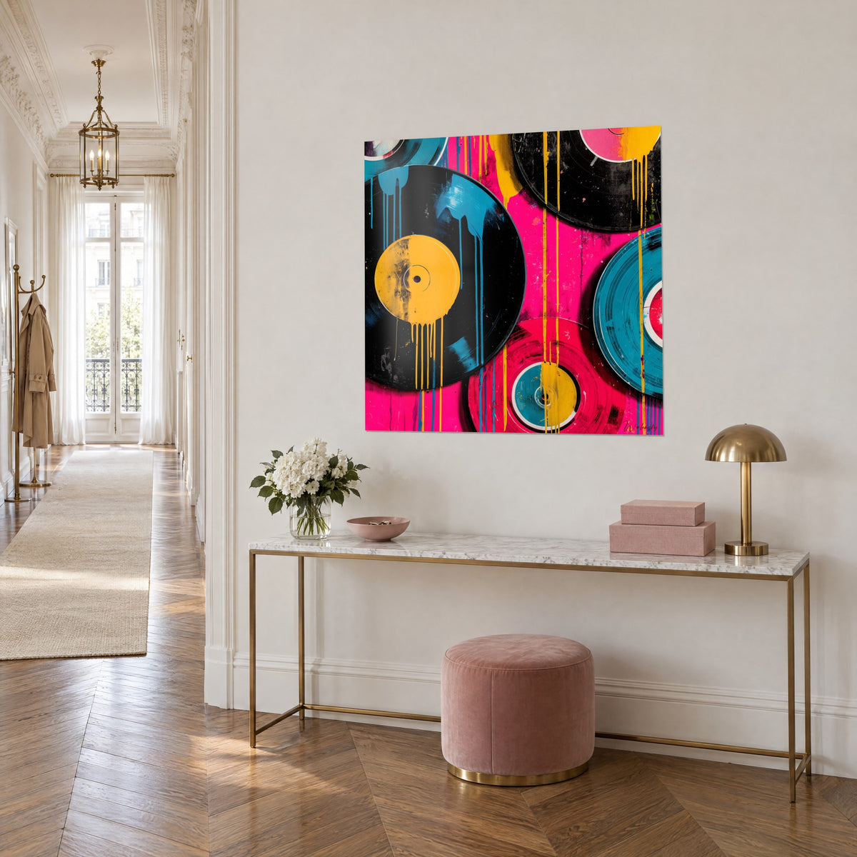 Cuadro de discos de vinilo salpicados de turquesa y amarillo, fondo rosa vivo, vista de tres cuartos sobre una consola dorada