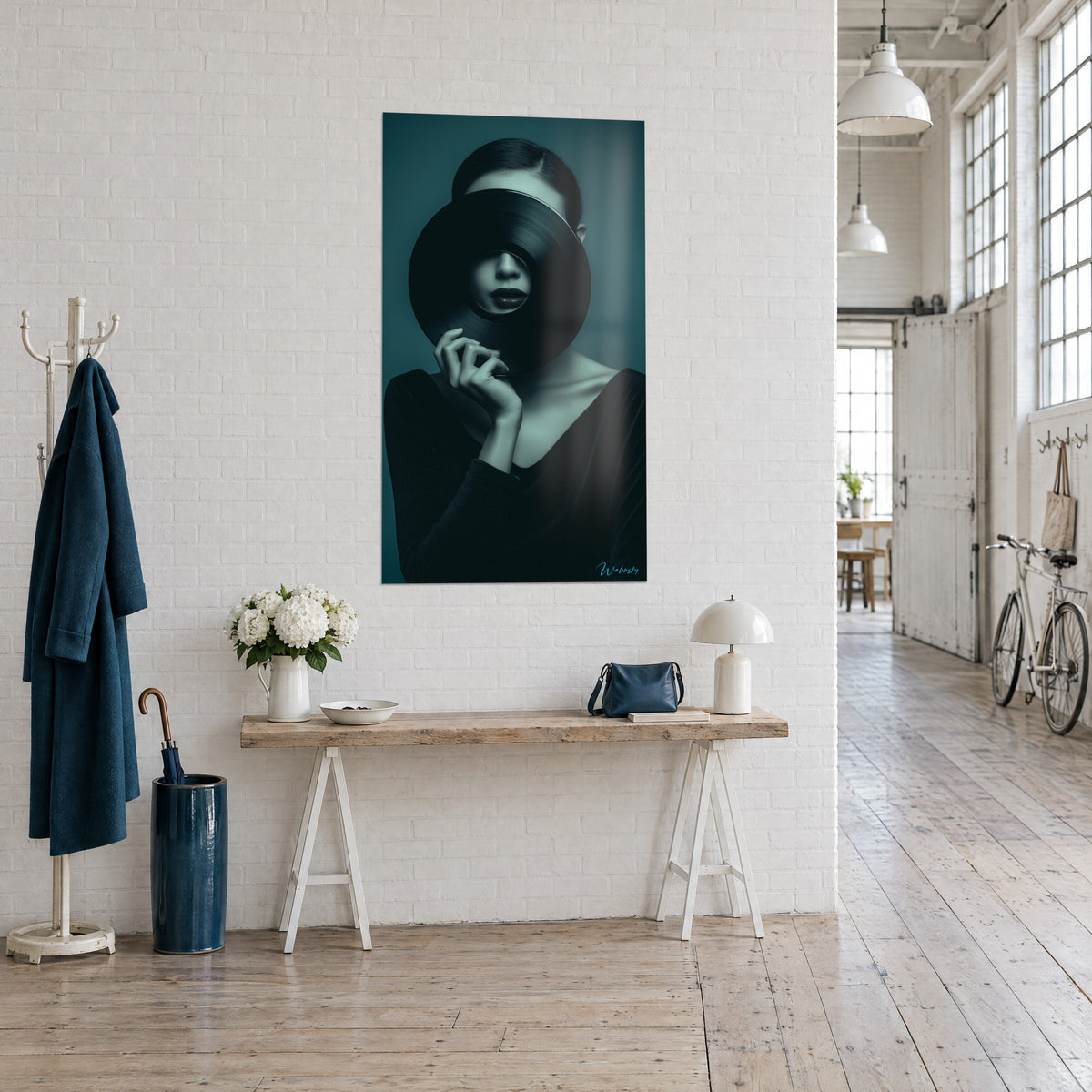 Quadro ritratto misterioso, bocca bordeaux scuro nel foro di un 33 giri, toni blu petrolio e nero, console in legno chiaro