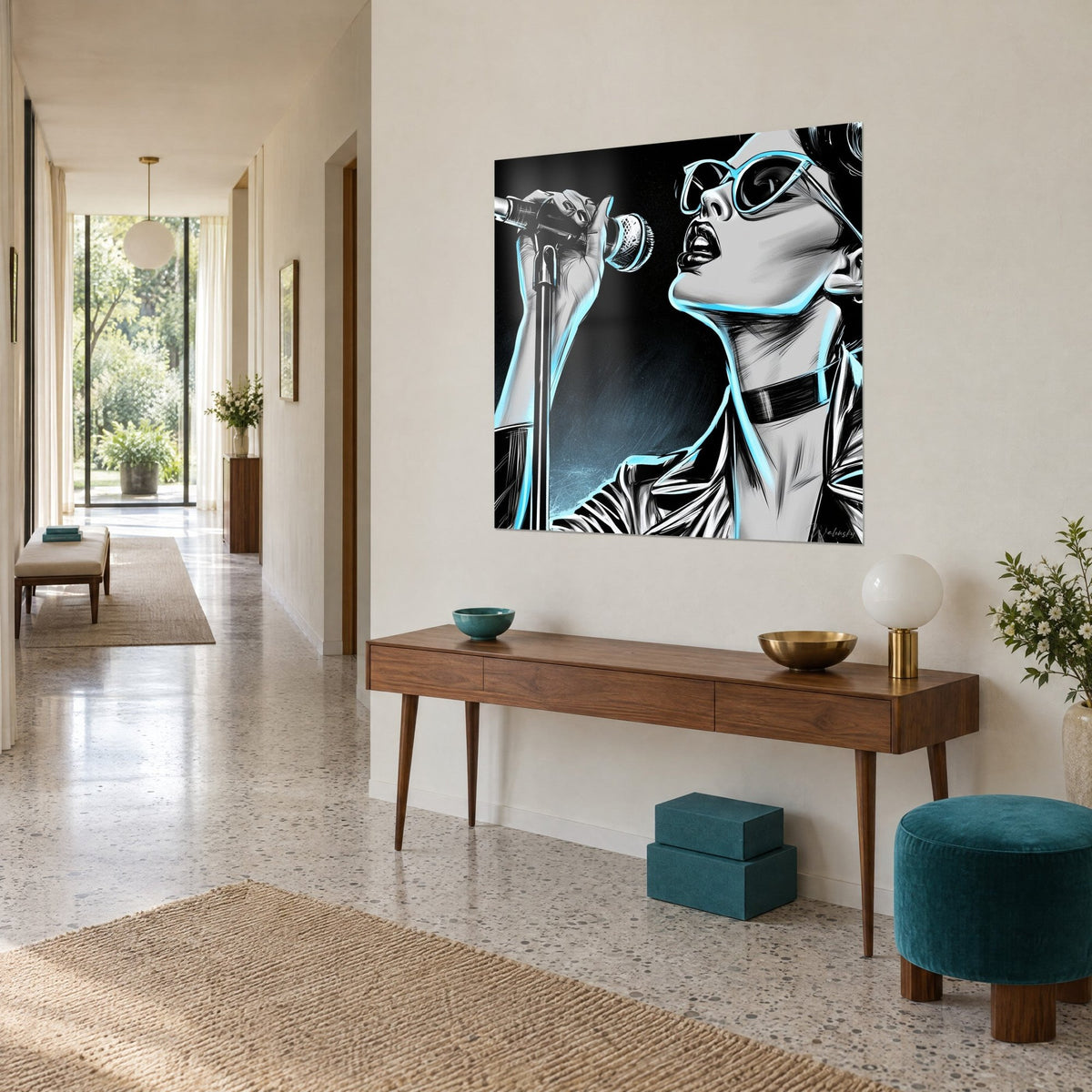 Quadro vocalist con occhiali cat-eye e collana girocollo, tratti grigi e neri contornati di azzurro cielo, su una parete beige