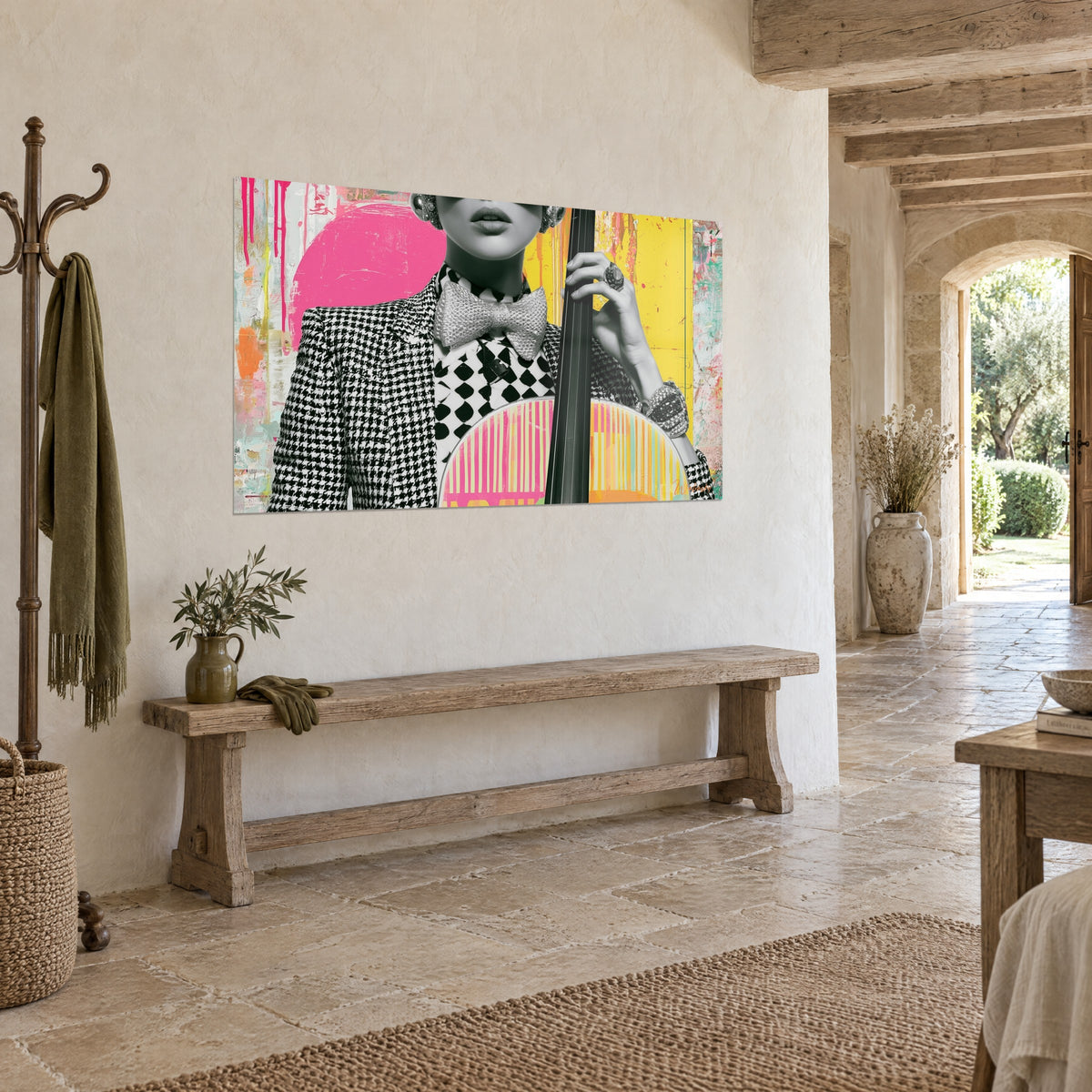 Cuadro música con pajarita adornada con strass, contrabajo oscuro, planos de color rosa fucsia y amarillo limón, vista de tres cuartos sobre un banco de madera
