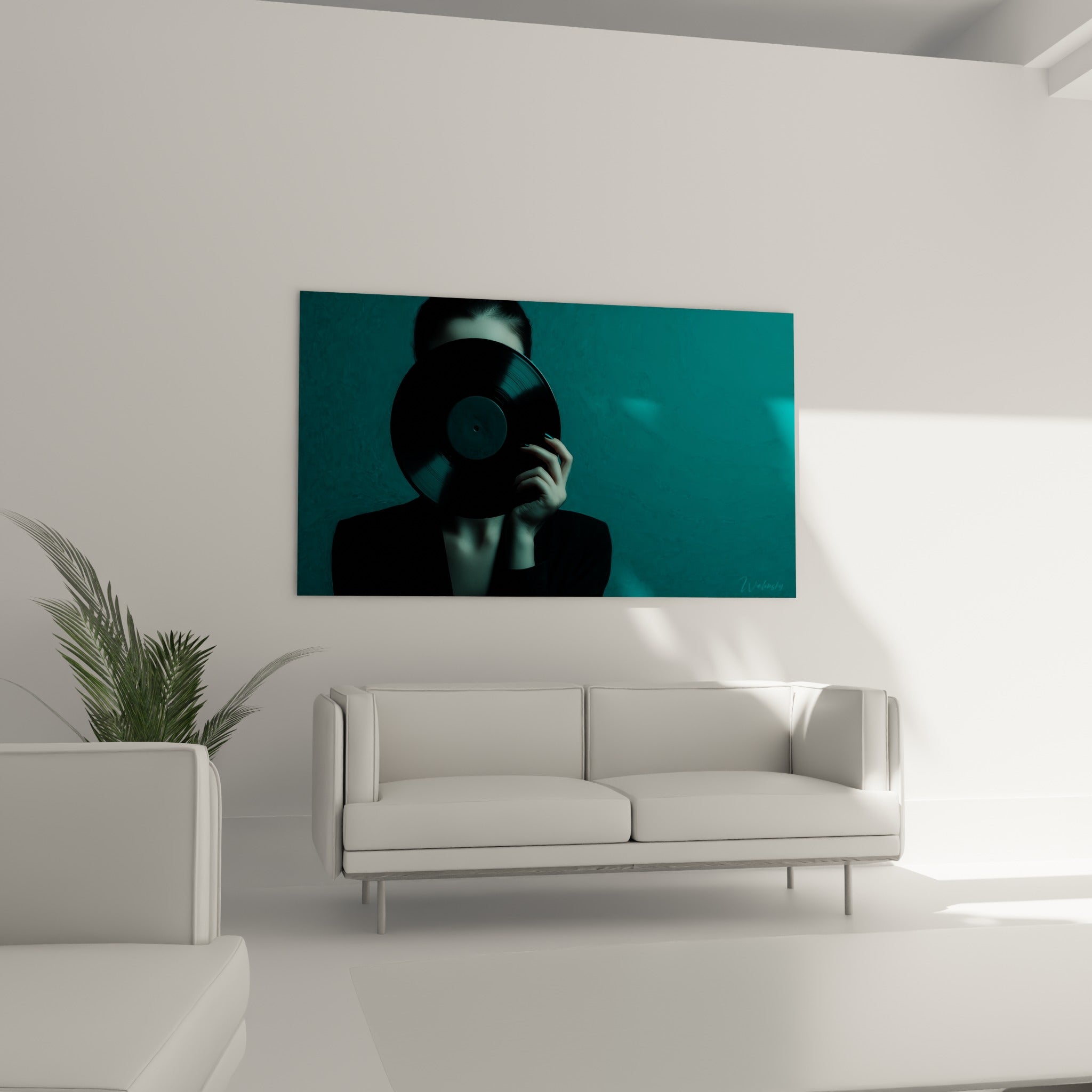 Portrait énigmatique tenant un vinyle anthracite, fond bleu pétrole, au-dessus d'un canapé dans un salon lumineux