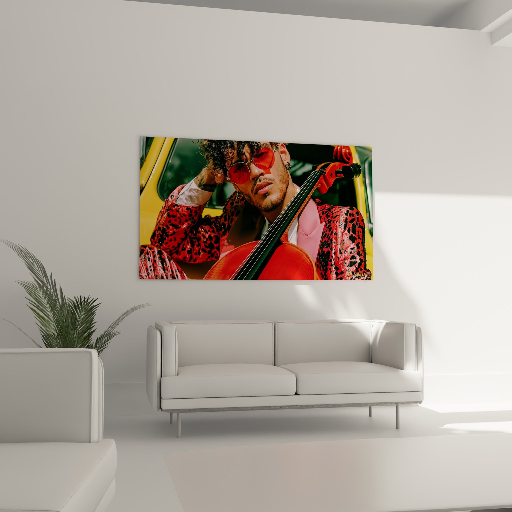 Portrait d'un violoncelliste en rouge et jaune, veste léopard, au-dessus d'un canapé dans un salon lumineux