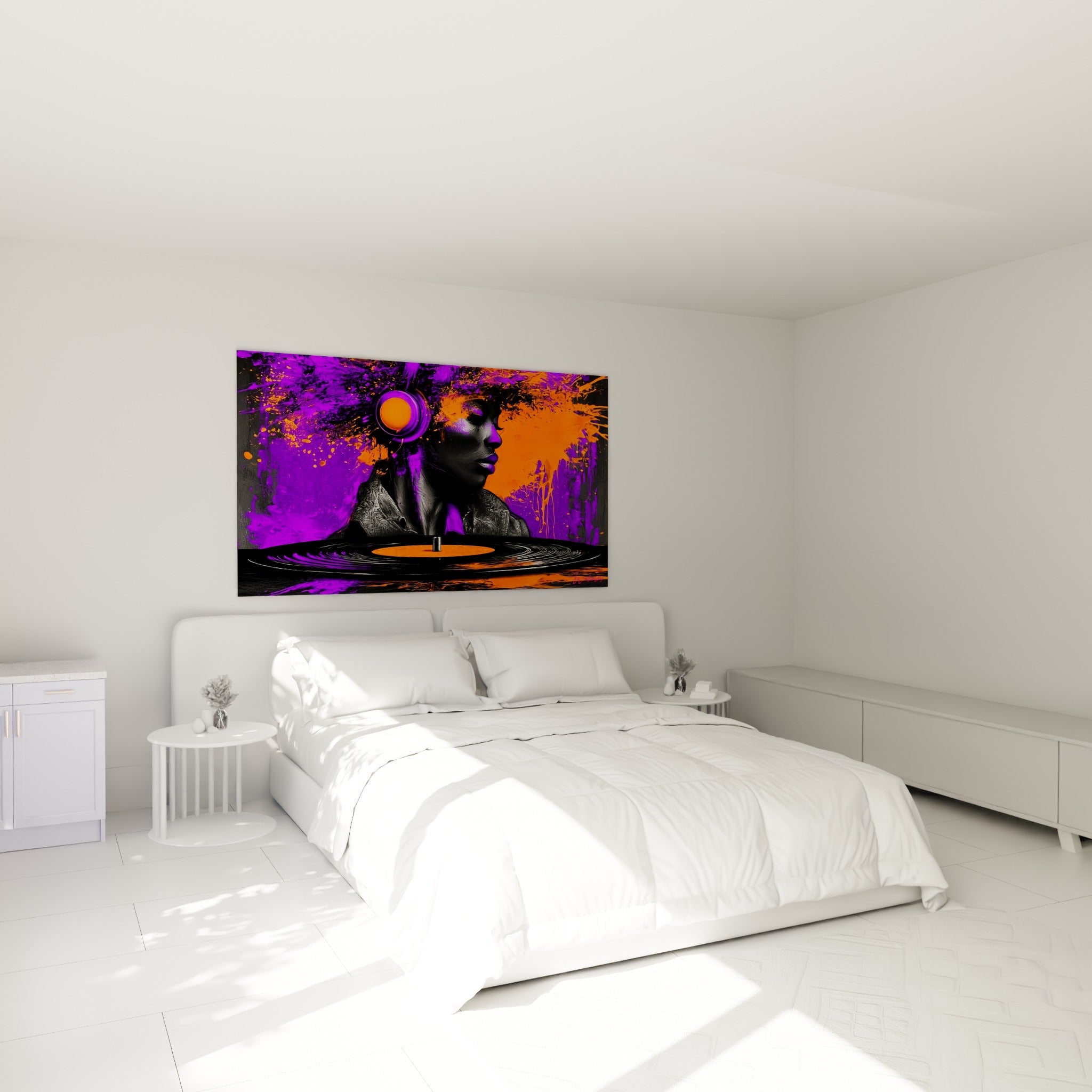 Femme au casque orange sur fond violet éclaté, tableau Musique au-dessus d'un lit dans une chambre claire