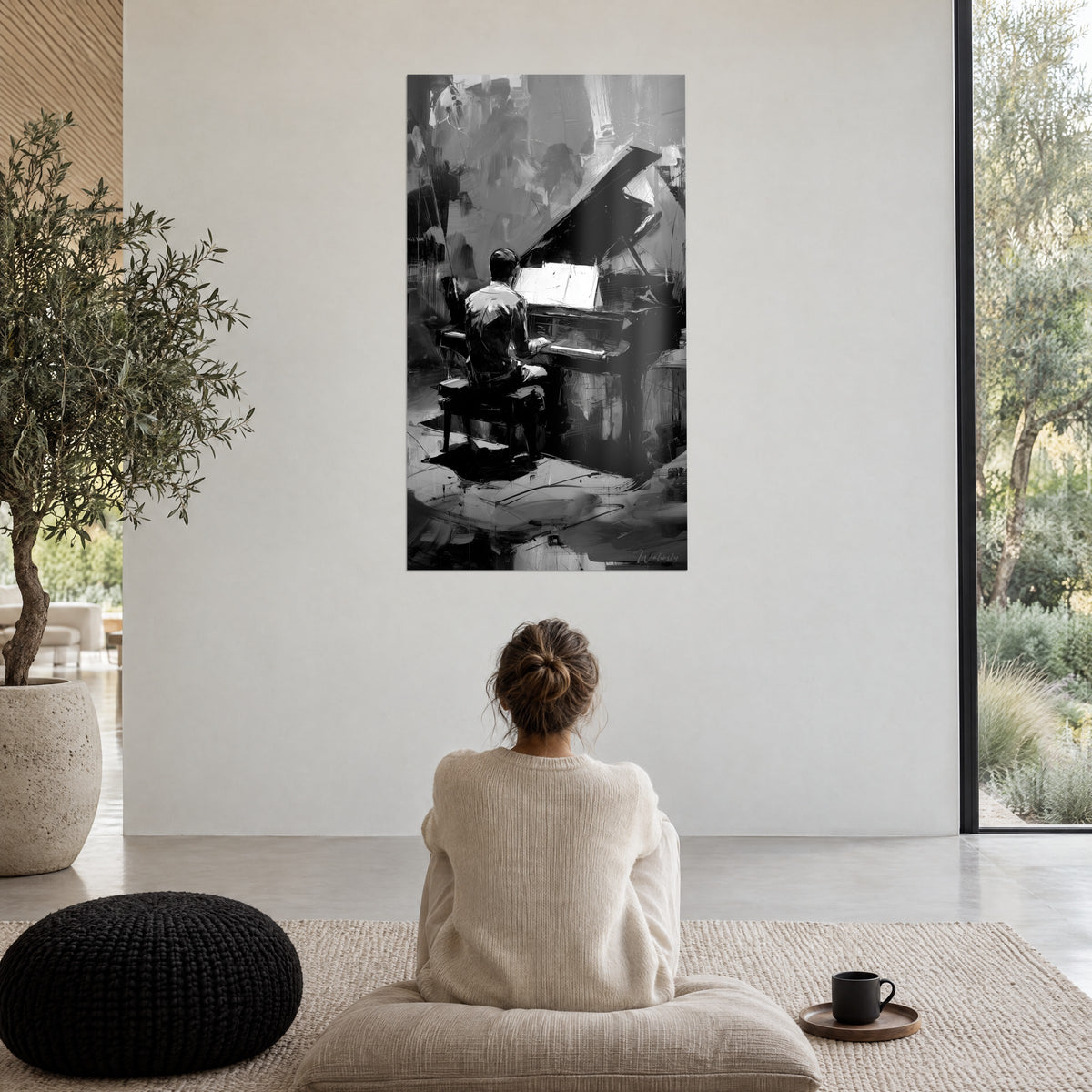 Quadro silhouette di un pianista davanti alla sua tastiera, nero intenso e bianco brillante, donna seduta di spalle rivolta al muro, vetrata e verde