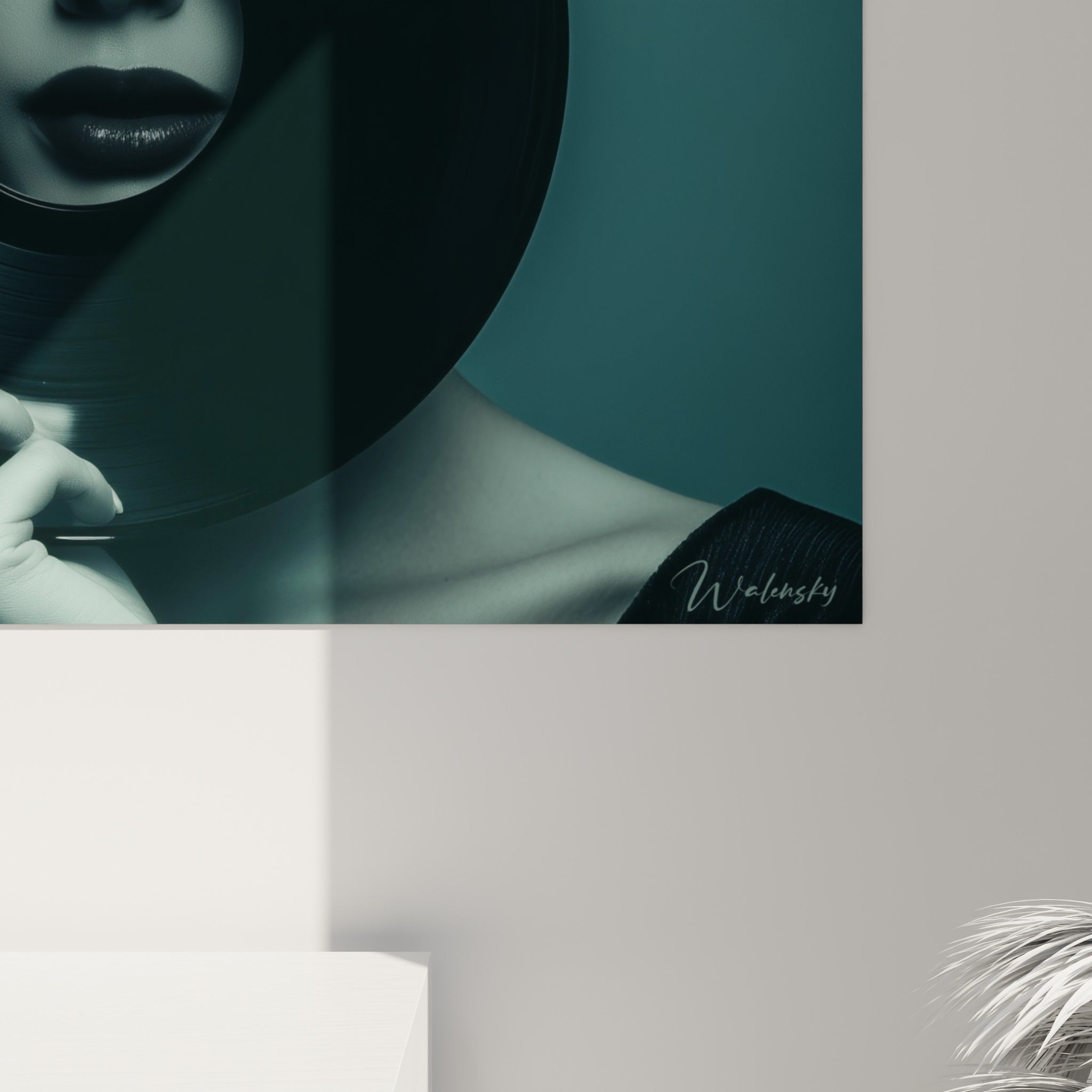 Reflets brillants du vinyle noir et nuances bleu pétrole visibles de près sur ce tableau Musique accroché