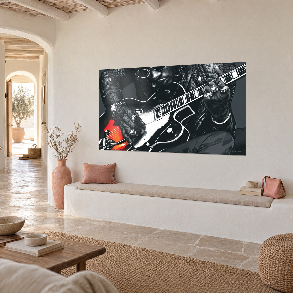 Schilderij van een bluesmusicus met geringde handen op een zwart-witte semi-akoestische gitaar met rode glans, crèmekleurige muur, witte bank, Mediterraans huis