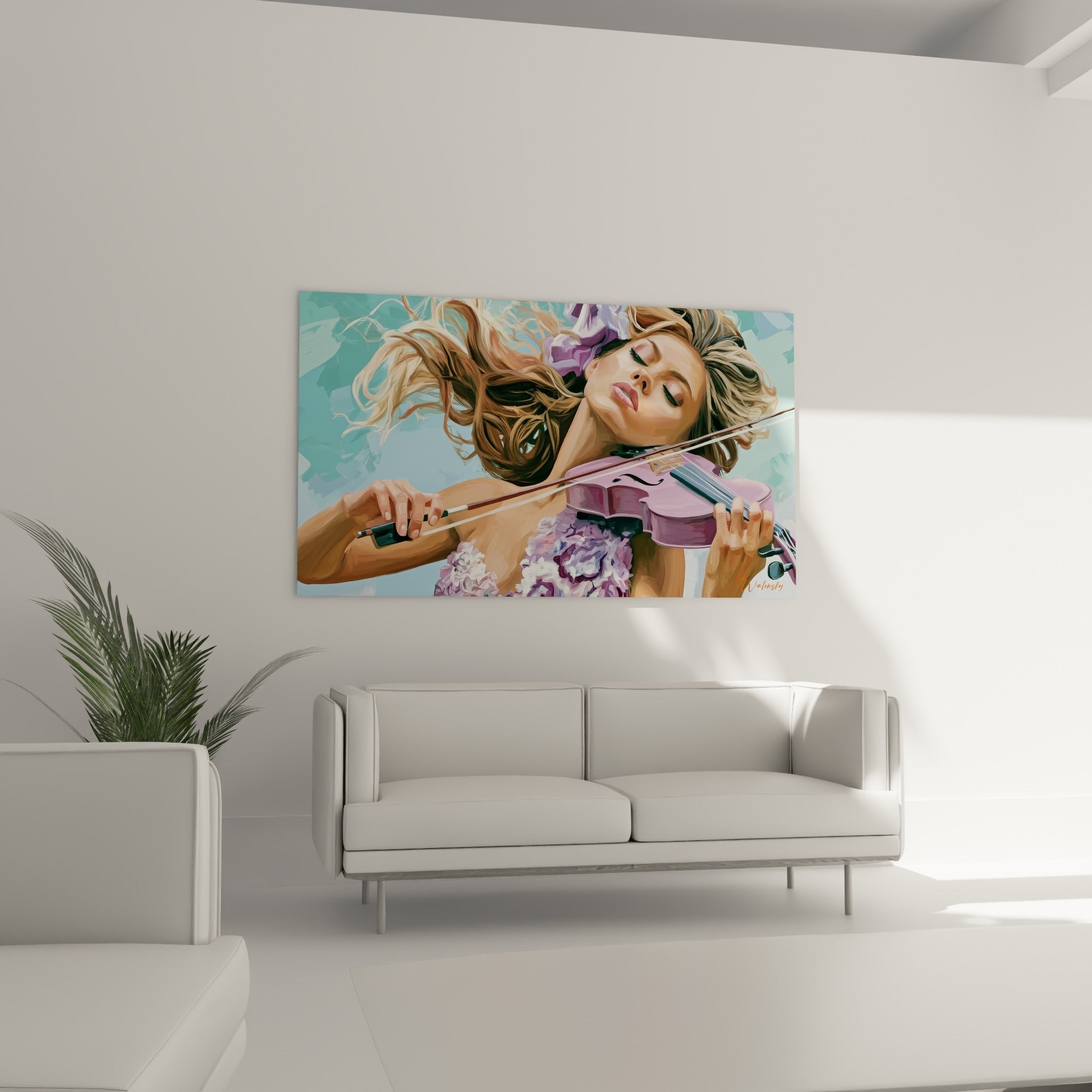 Violoniste yeux clos tenant un archet, teintes bleu ciel et mauve, au-dessus d'un canapé dans un salon lumineux