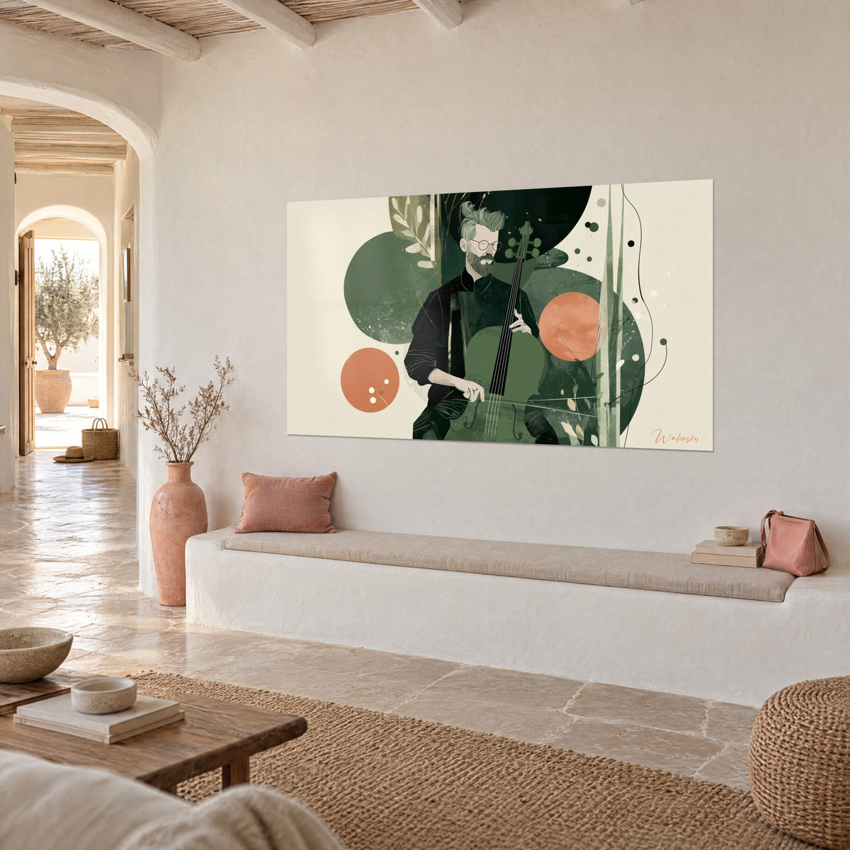 Cuadro de un músico con moño suelto abrazando su contrabajo verde, discos naranjas y negros sobre una pared encalada de una casa mediterránea
