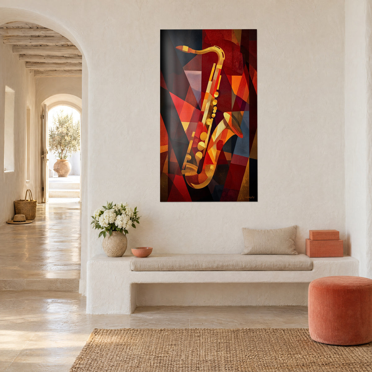 Quadro strumento jazz con chiavi dorate su triangoli arancioni e grigio azzurro, vista a tre quarti, panca bianca e pouf corallo
