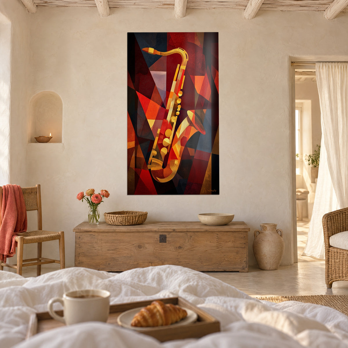 Quadro rame musicale ambrato con sfaccettature triangolari rosse e arancioni, vassoio della colazione, sopra un letto in una camera luminosa