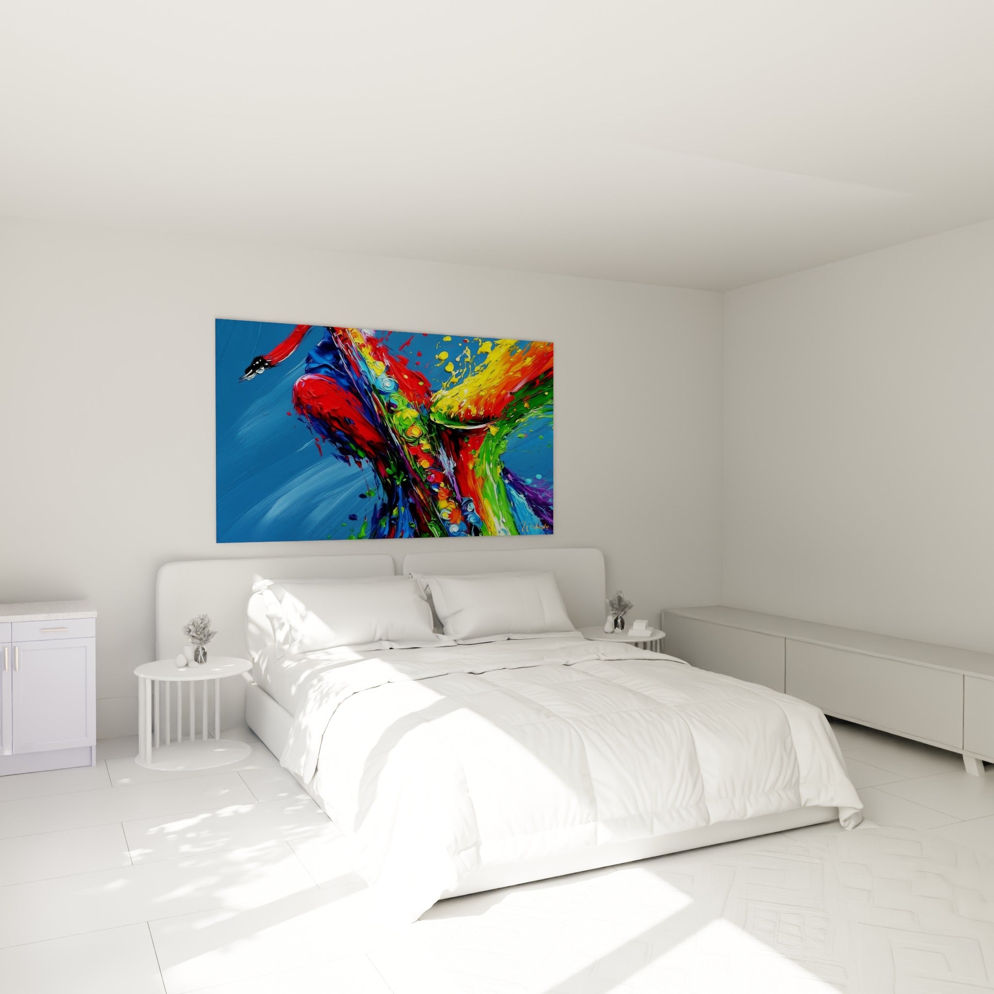 Saxophone multicolore aux touches orange et bleu pastel, au-dessus d'un lit dans une chambre claire