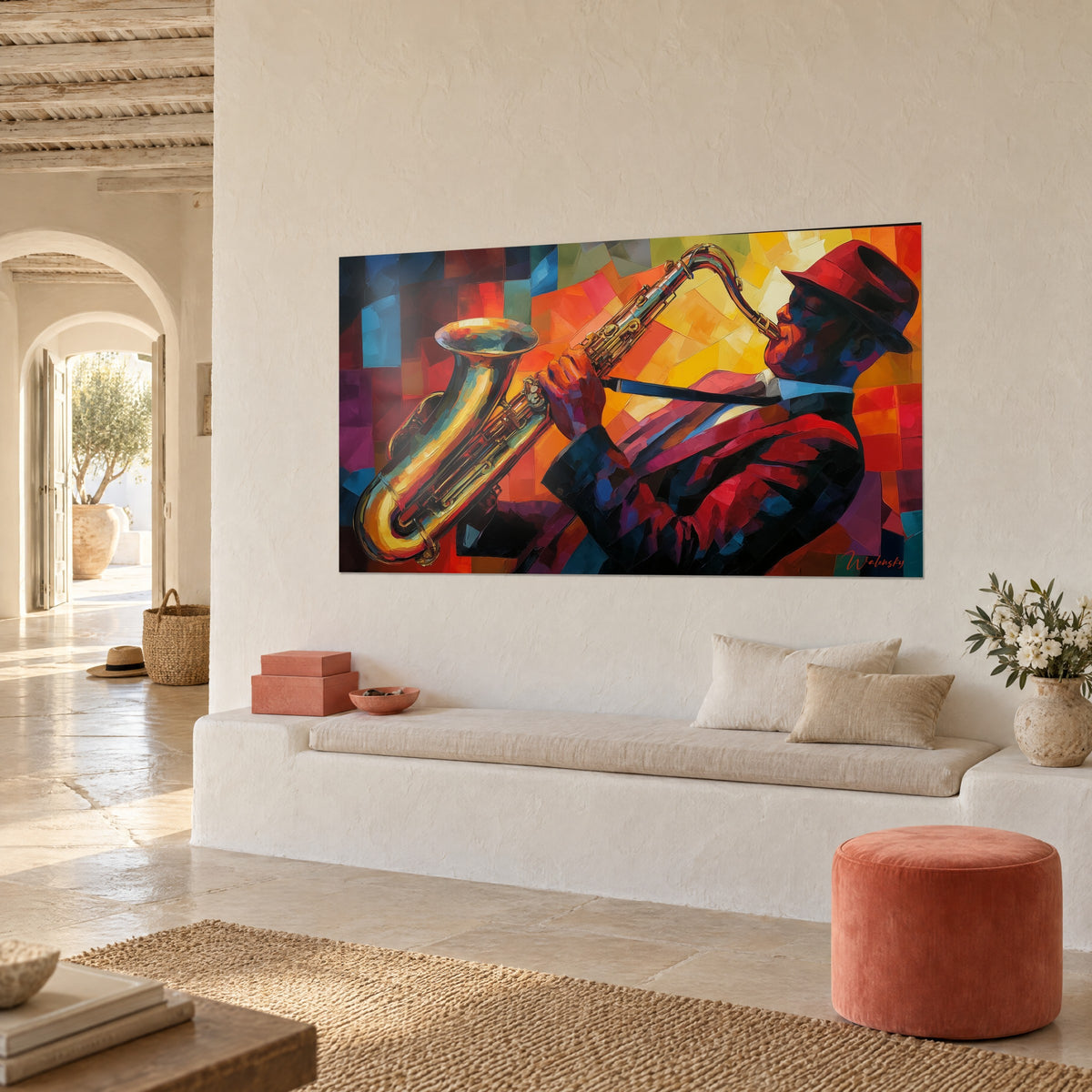 Gemälde eines Jazzmusikers in karminroter Jacke mit kupferfarbenem Saxophon, gelb-violettes Mosaik, Dreiviertelansicht in einem mediterranen Haus