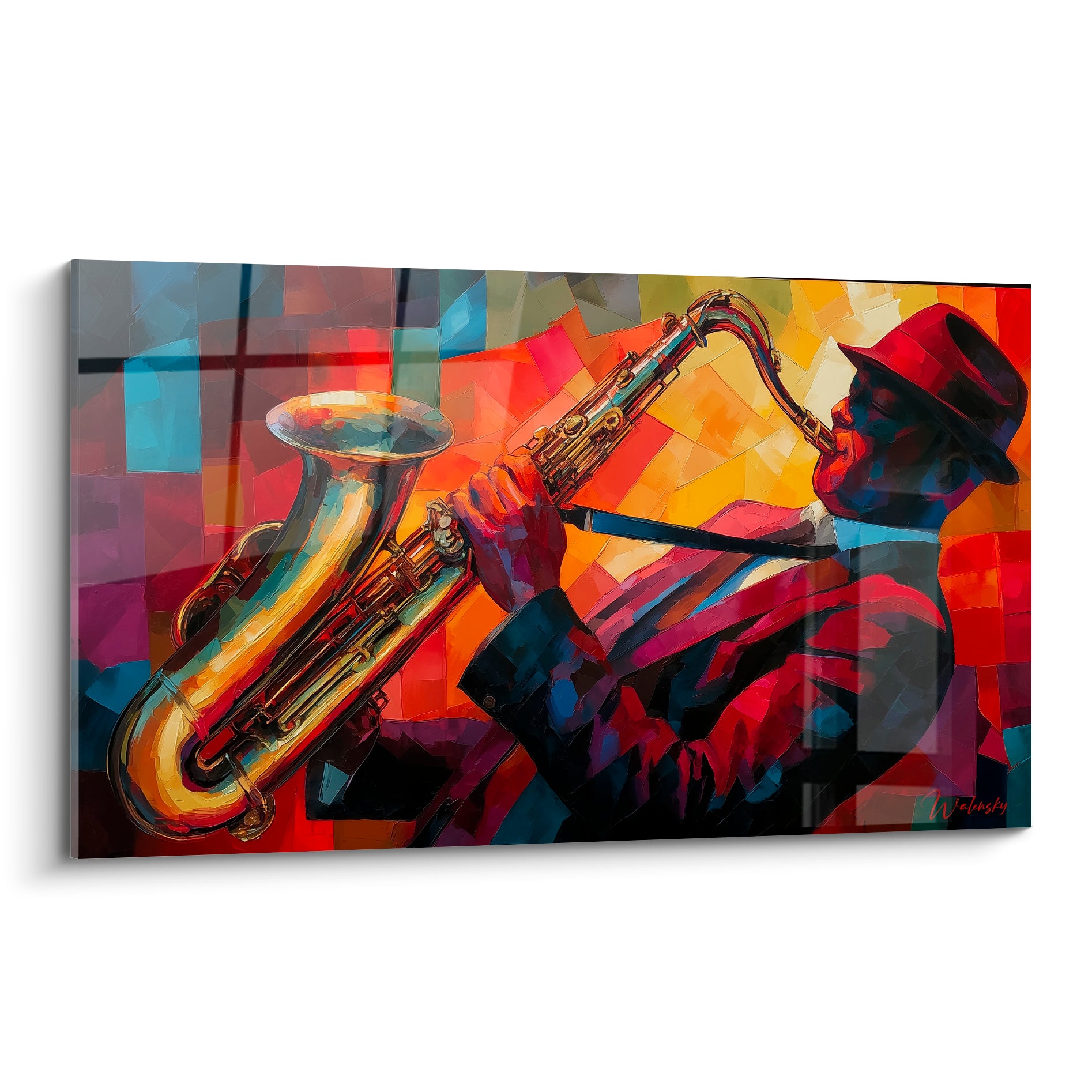 Saxophoniste au chapeau rouge sur fond mosaïque bleu marine et ocre, saxophone doré étincelant