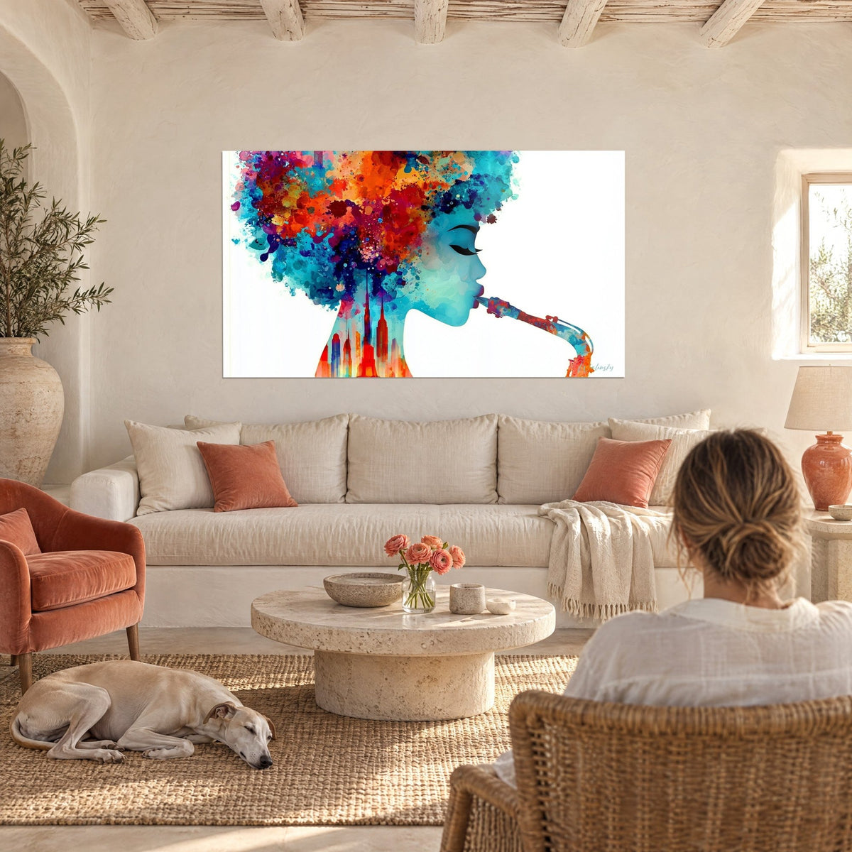 Tableau silhouette de saxophoniste à afro d'éclaboussures turquoise et orange, au-dessus d'un canapé dans un salon lumineux