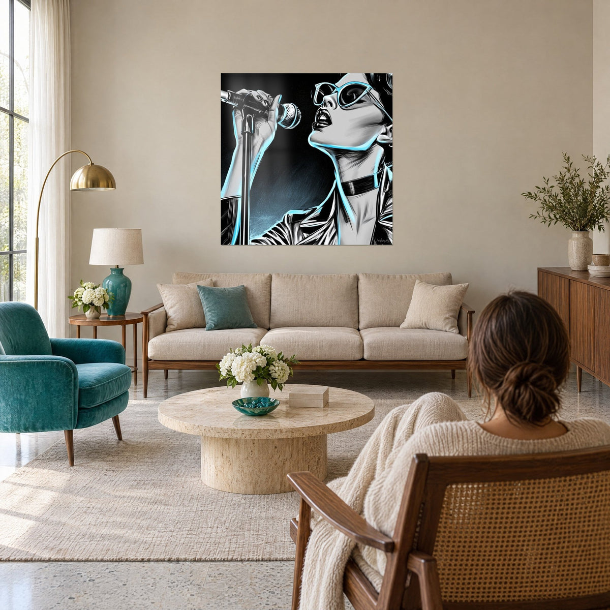 Quadro cantante davanti al microfono, occhiali da sole, contorni blu neon su sfondo nero, sopra un divano in un soggiorno luminoso