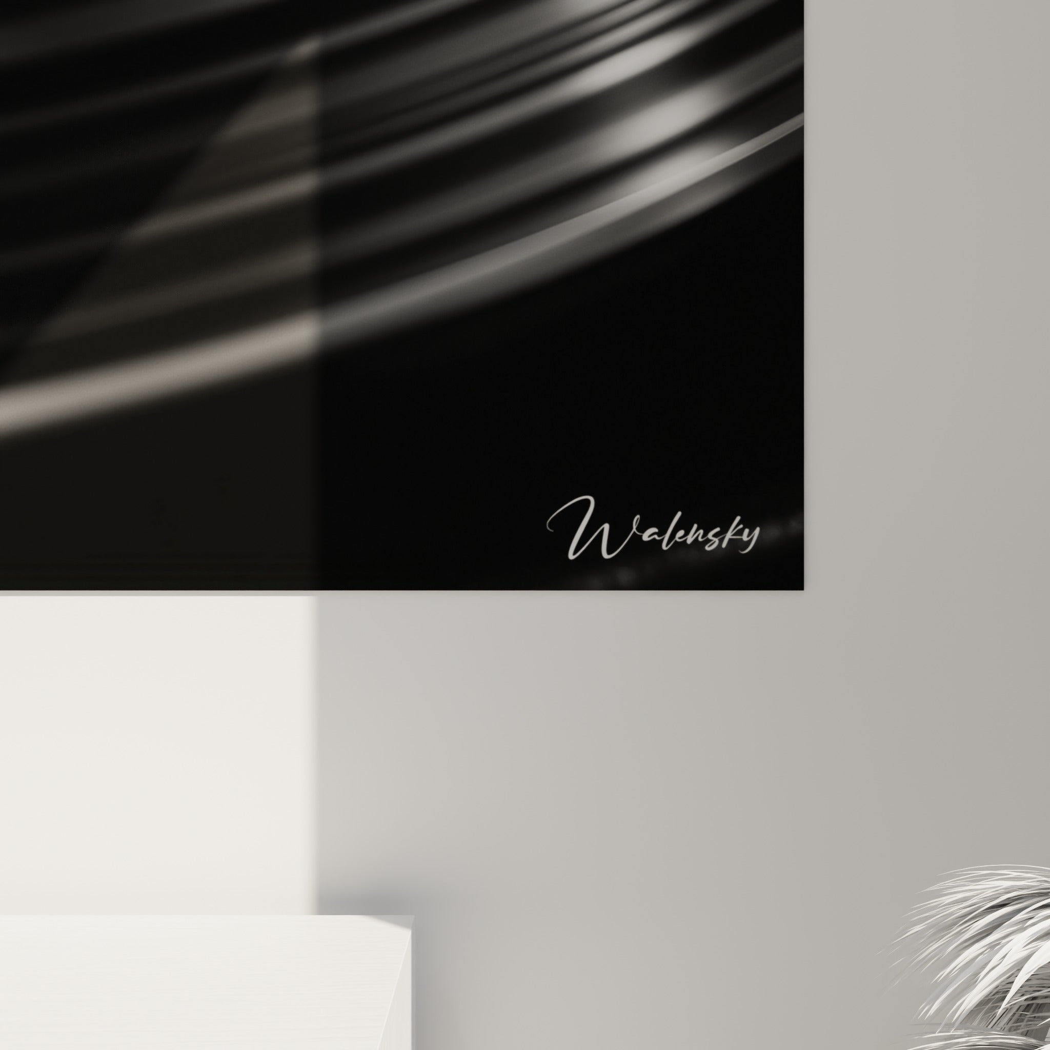 Grain argenté du bras de lecture et reflets circulaires du vinyle noir en gros plan sur la toile