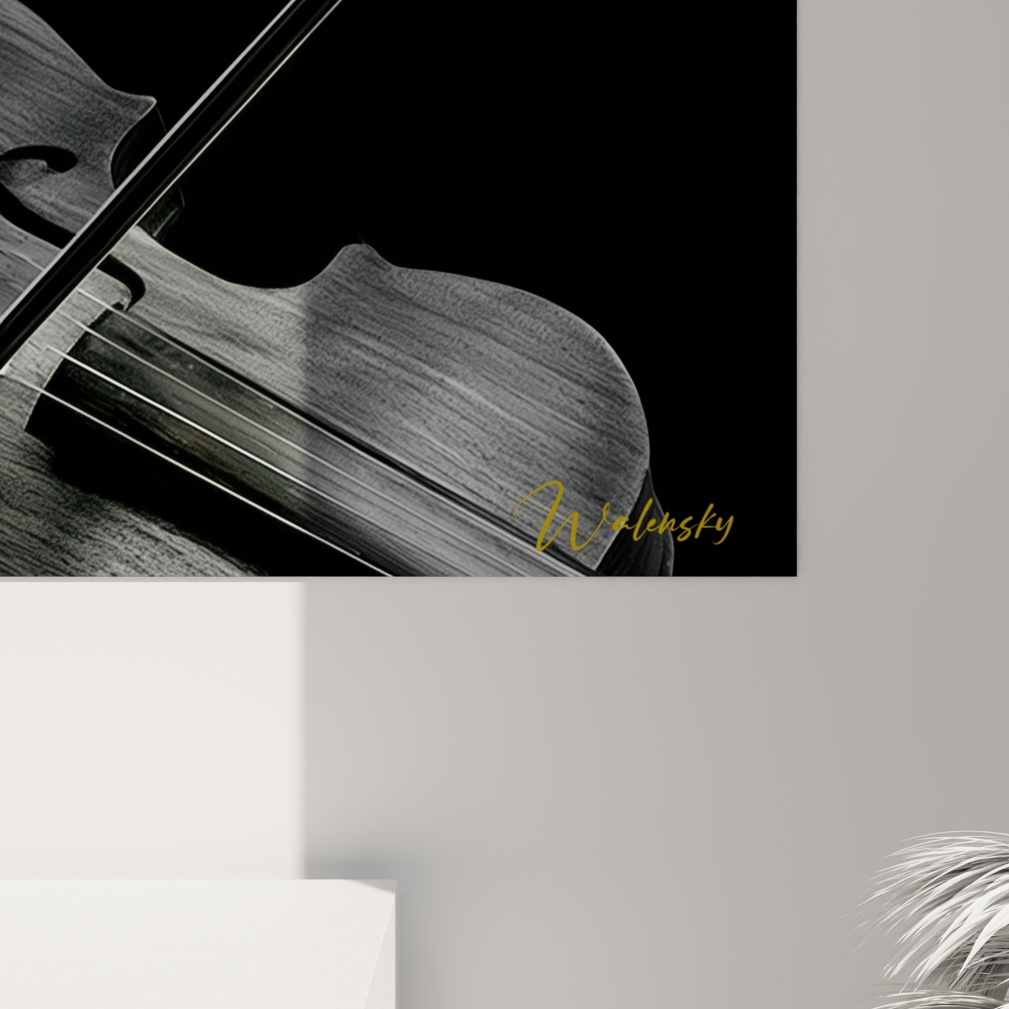 Mèches jaunes texturées et grain du bois du violon anthracite visibles en gros plan sur la toile