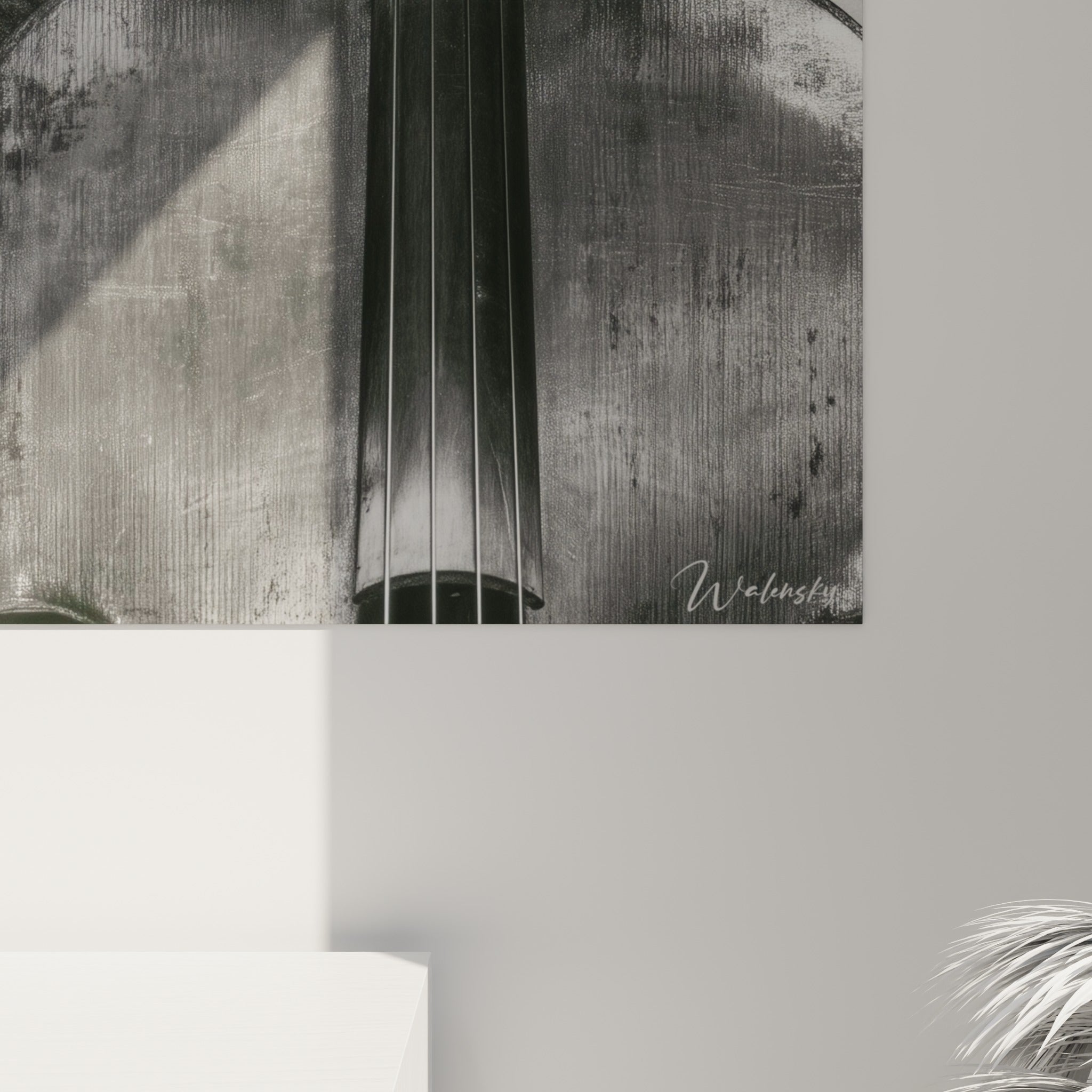 Grain du bois du violoncelle et texture du châle tricoté anthracite visibles en gros plan sur la toile