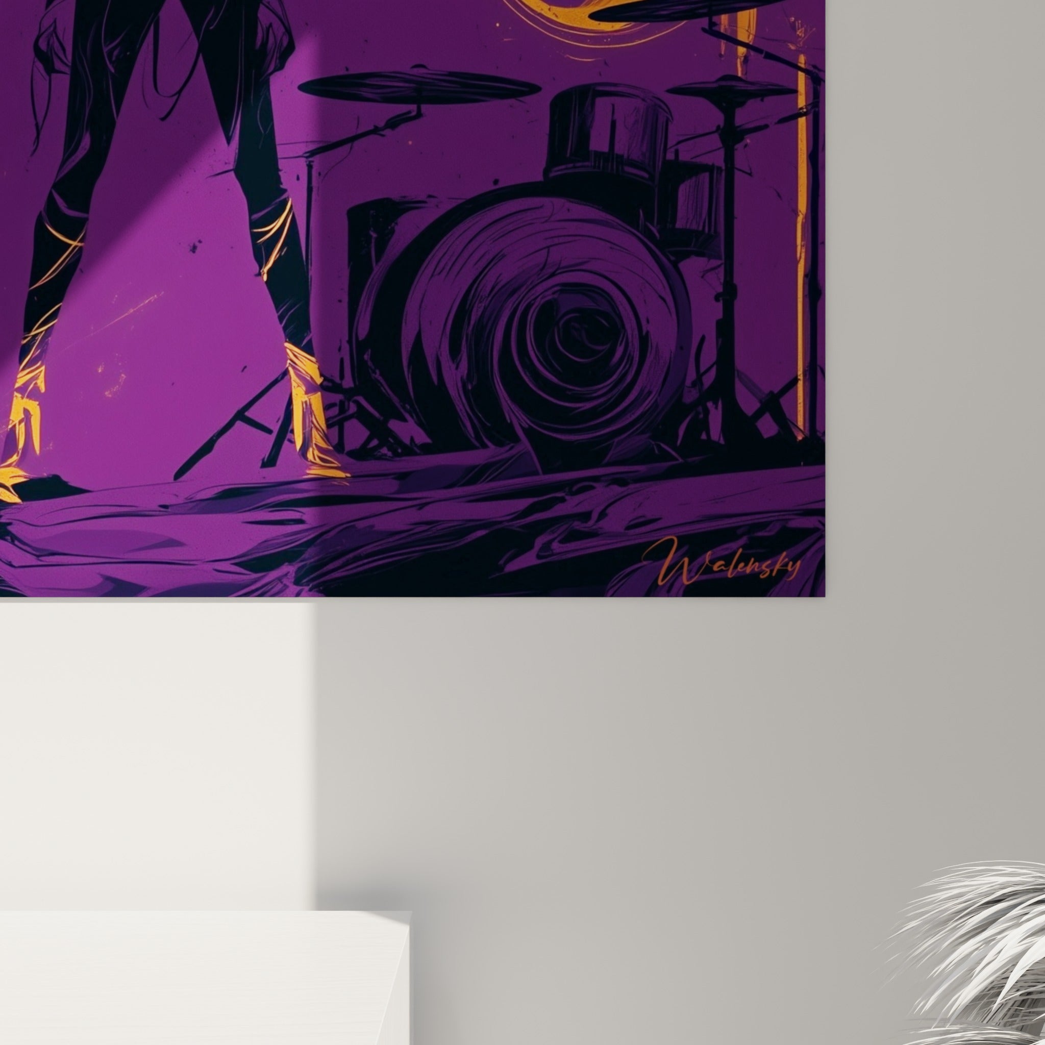 Empâtements orange et coulures dorées sur fond violet révélant la texture picturale du tableau accroché