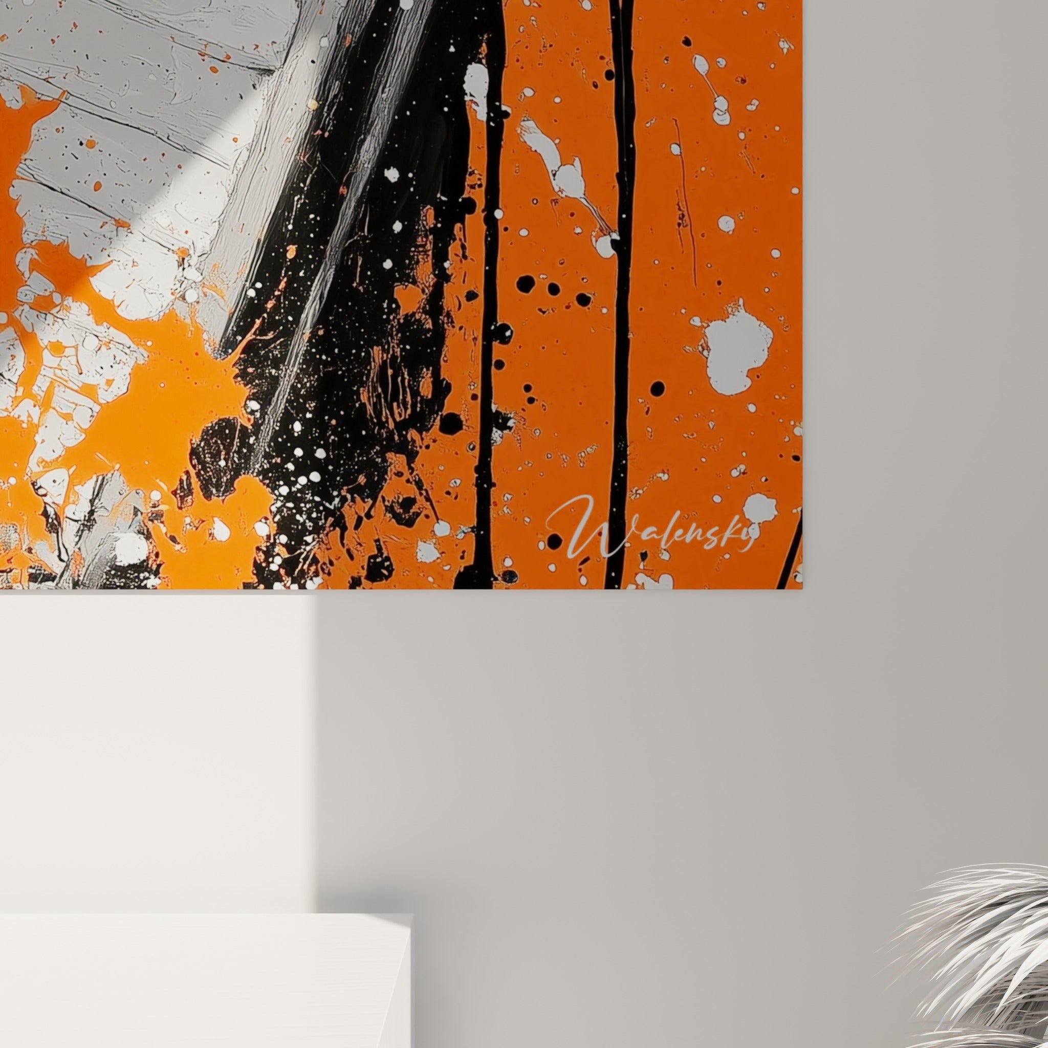 Empâtements noirs et blancs du clavier, coulures orange et grain de peinture visibles de près
