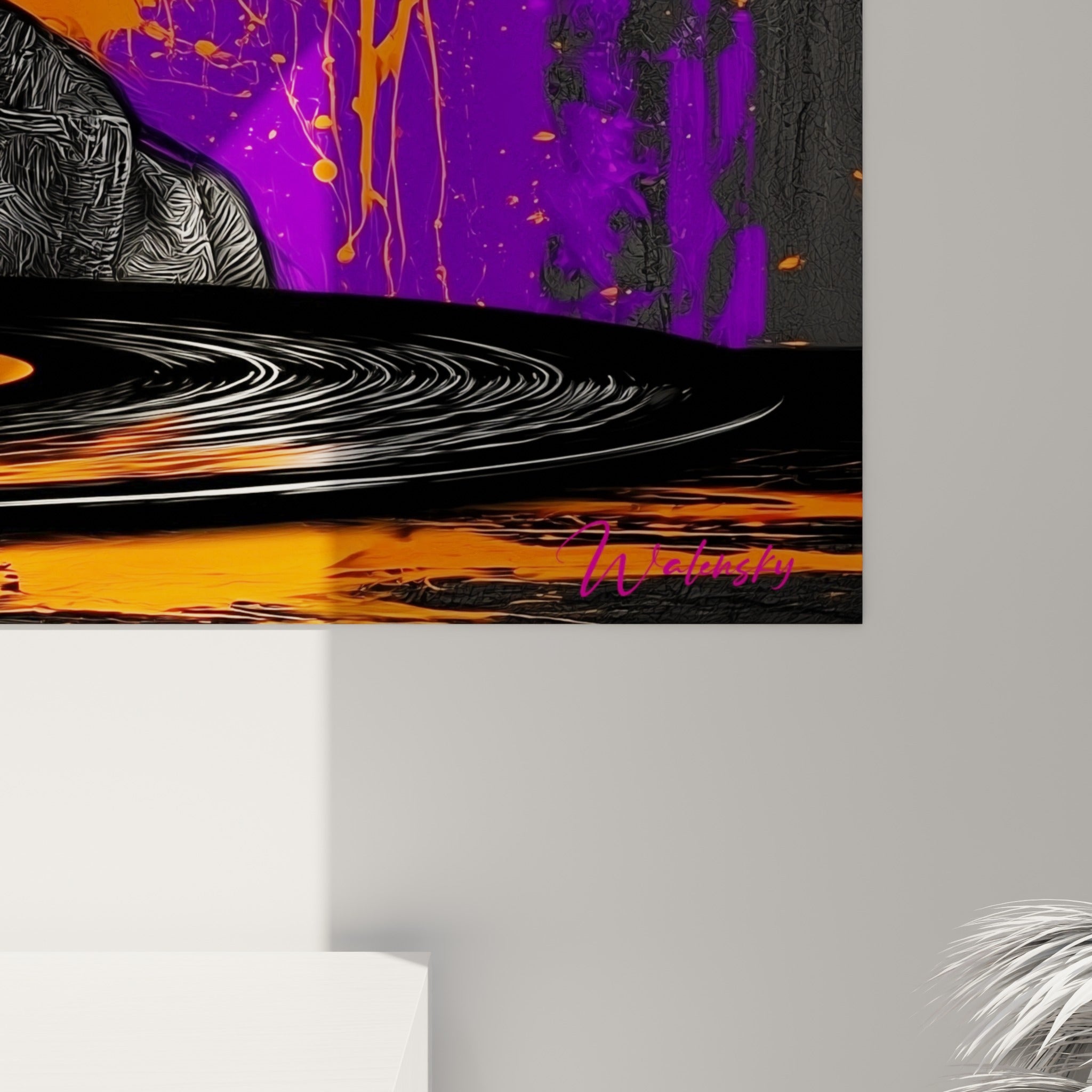 Coulures orange et violettes se mêlant sur le grain de la toile, casque audio et sillons du vinyle en relief