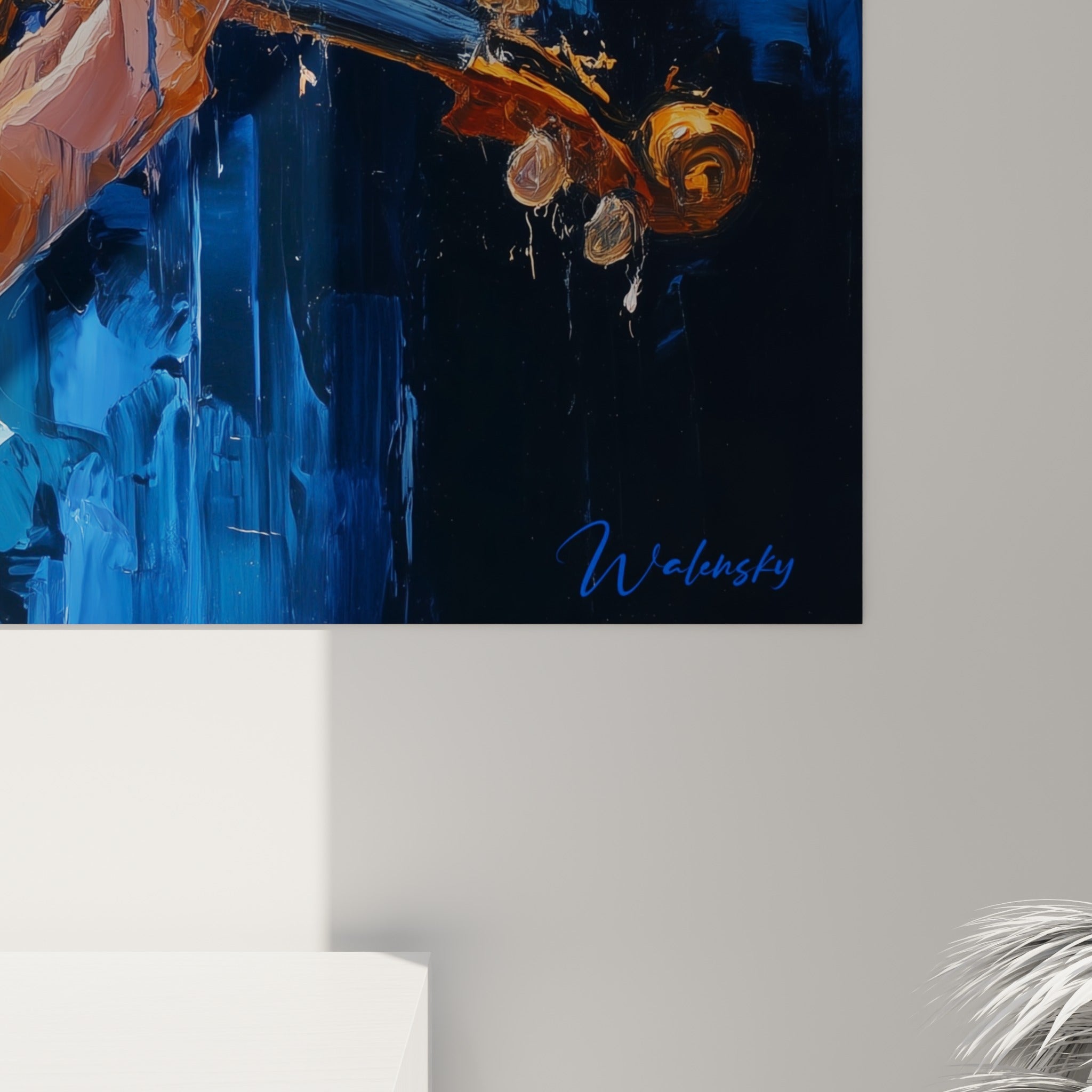 Empâtements bleu cobalt et touches blanches côtoyant l'orange du violon, matière épaisse visible de près