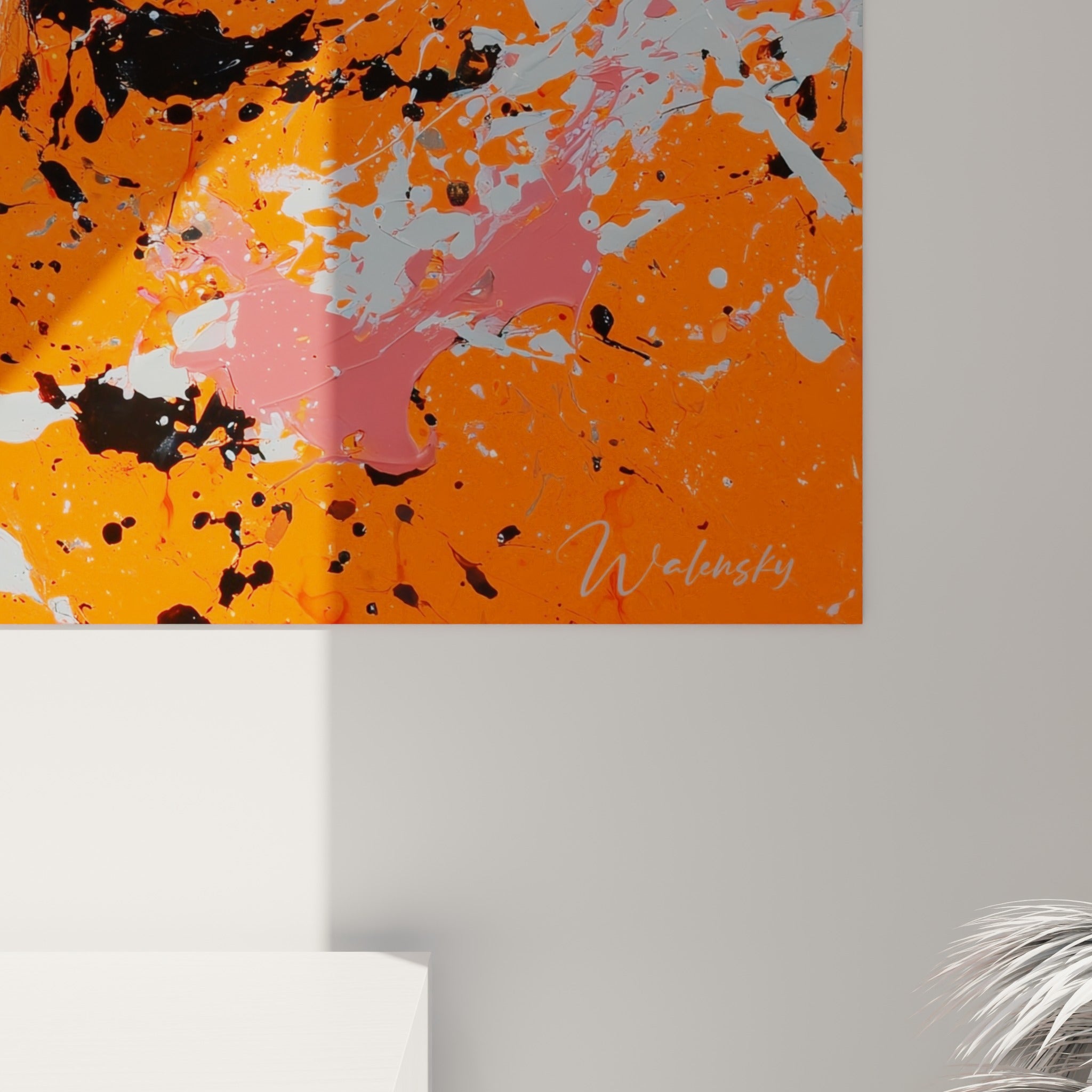Empâtements noirs et coulures grises se mêlent au fond orange dense, révélant le grain de la peinture