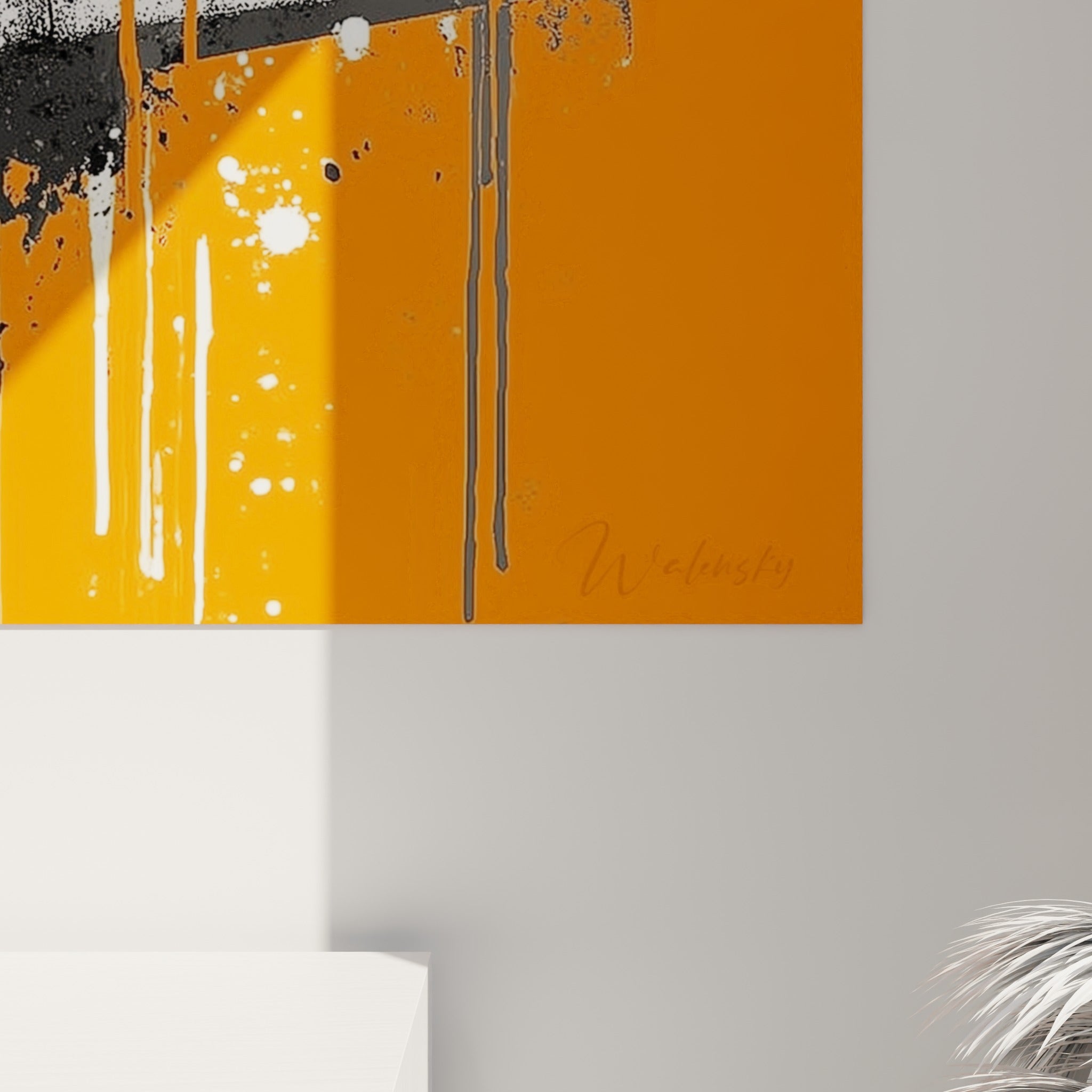 Coulures noires et éclaboussures blanches sur surface orange, grain et matière de l'impression visibles de près