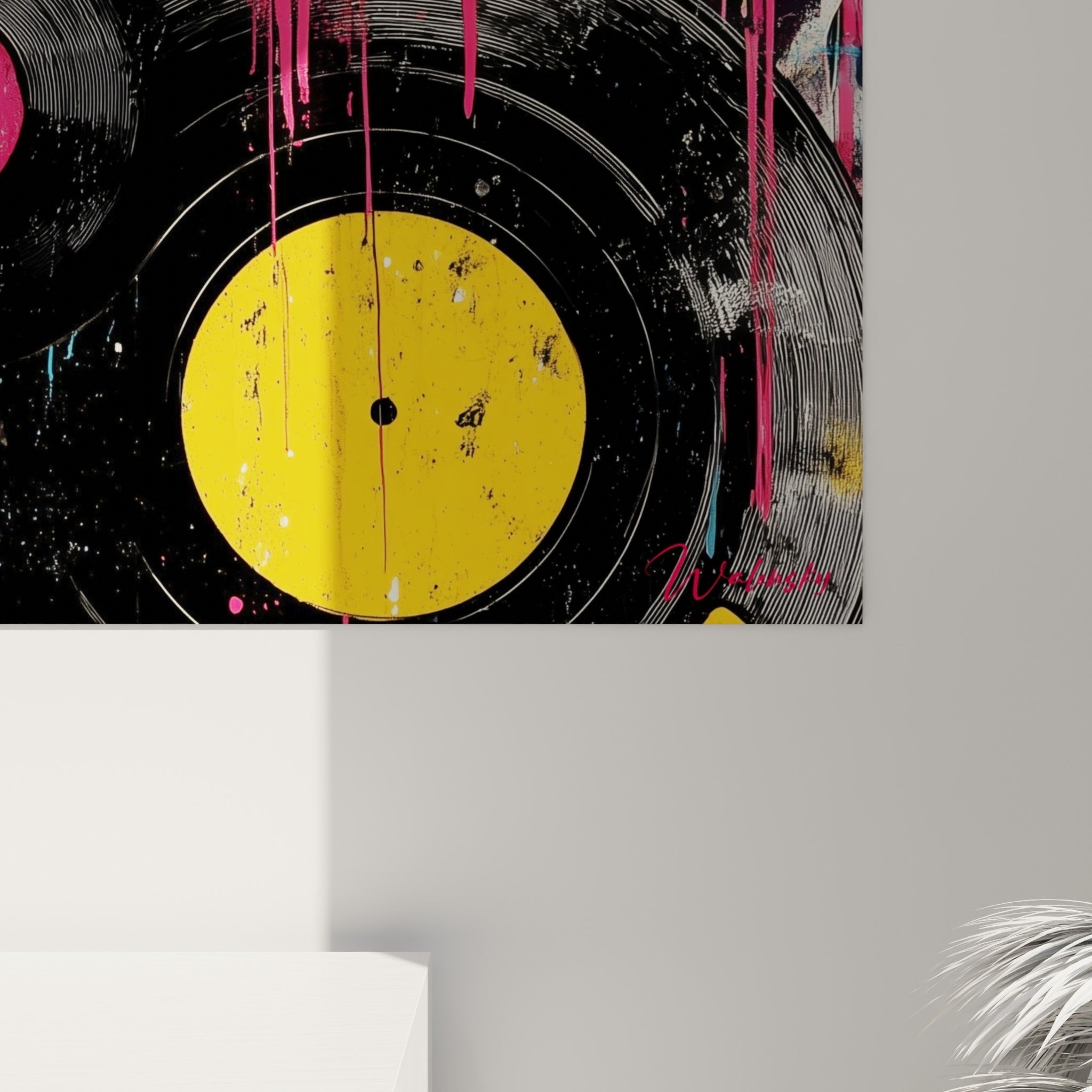 Empâtements noirs et coulures roses sur cette Musique, grain de peinture visible près des sillons du vinyle