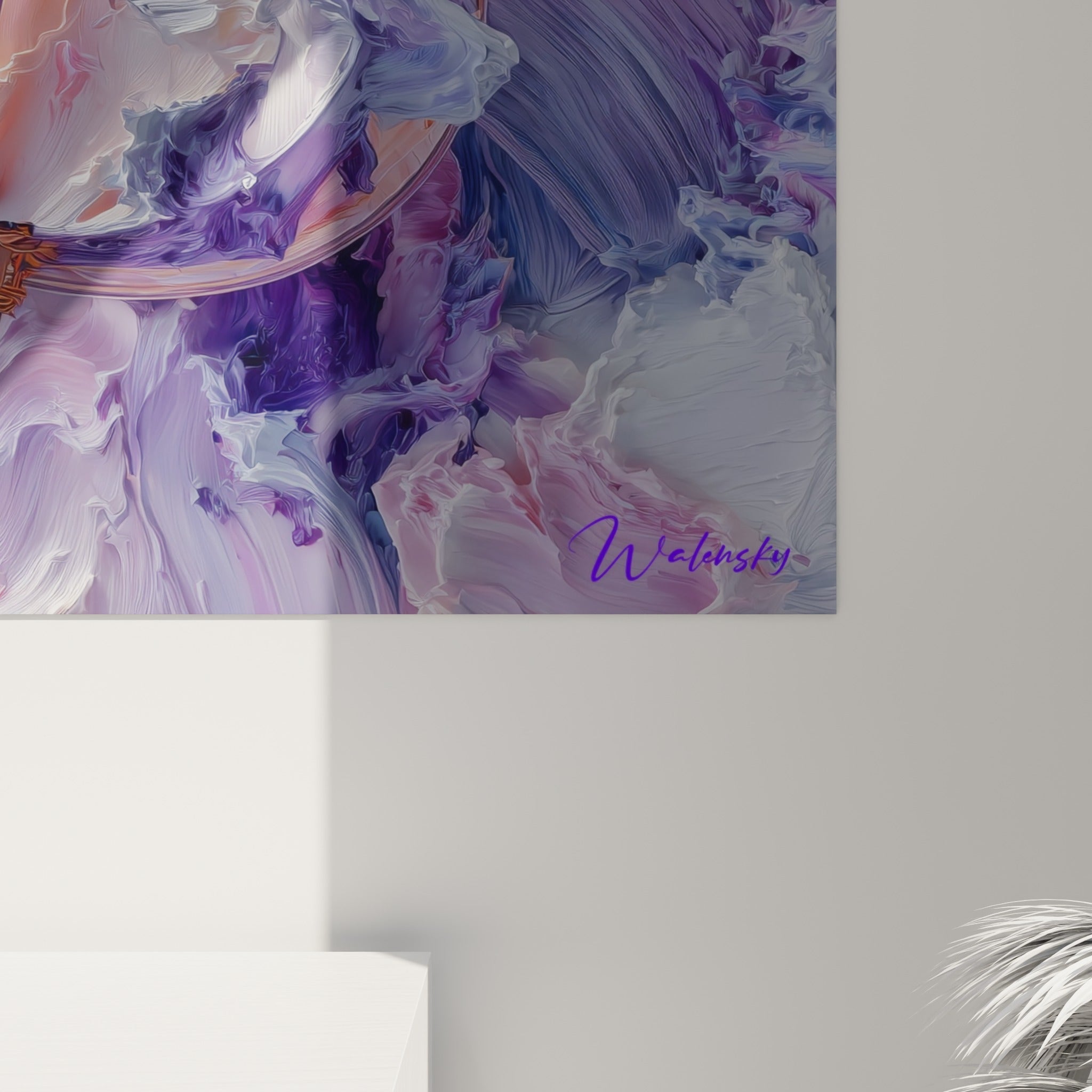 Empâtements épais en violet et blanc révélant la texture sculptée de la peinture sur toile