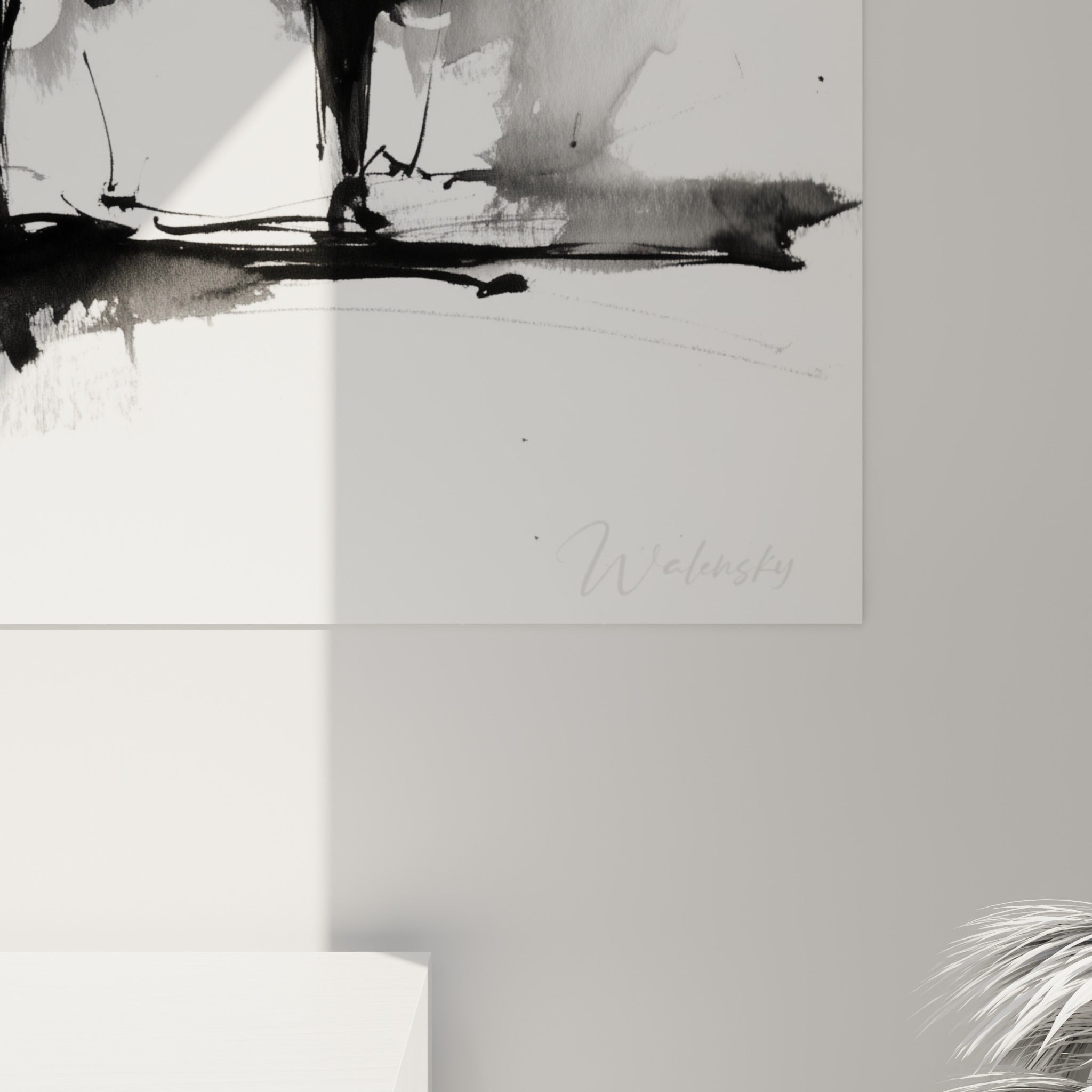 Coulures d'encre noire et grain du papier visibles sur les touches et le clavier du piano en gros plan
