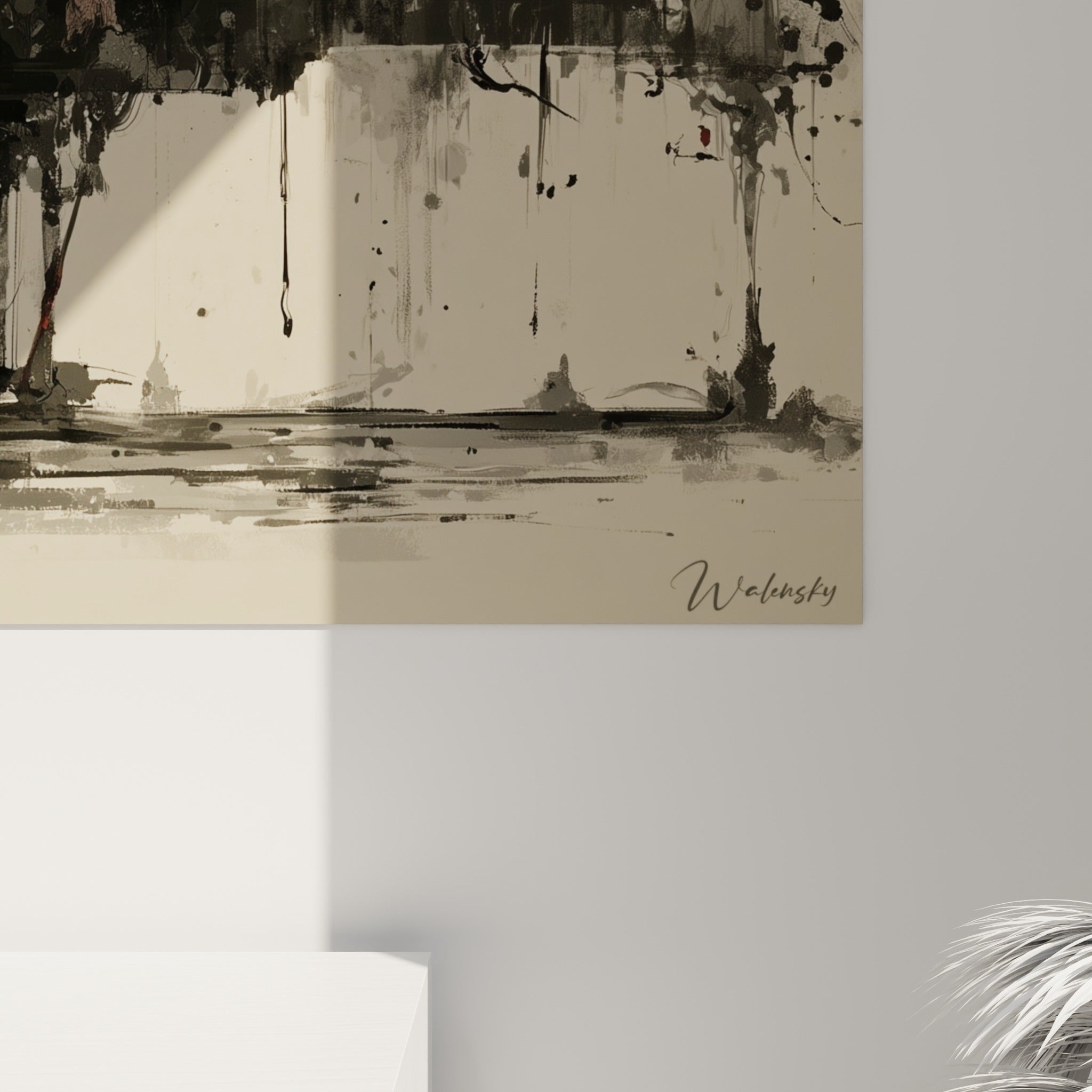 Coulures d'encre noire et éclaboussures rouges sur la toile, grain visible du piano et du clavier peints