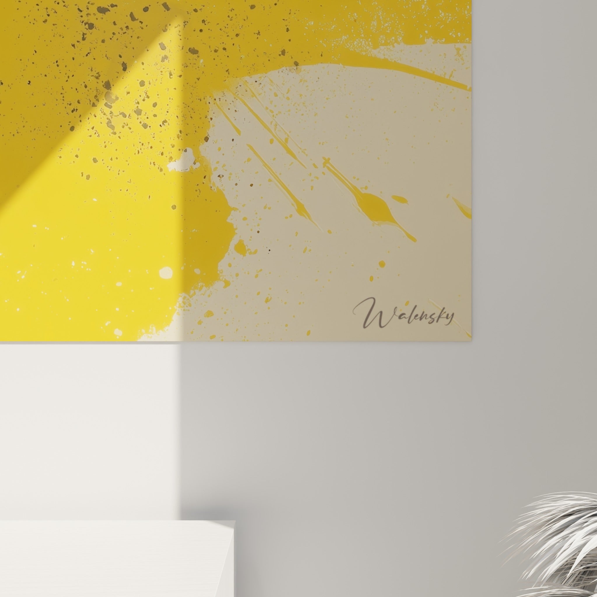 Grain de peinture visible sur l'archet noir et les éclaboussures grises et beiges du fond jaune moutarde