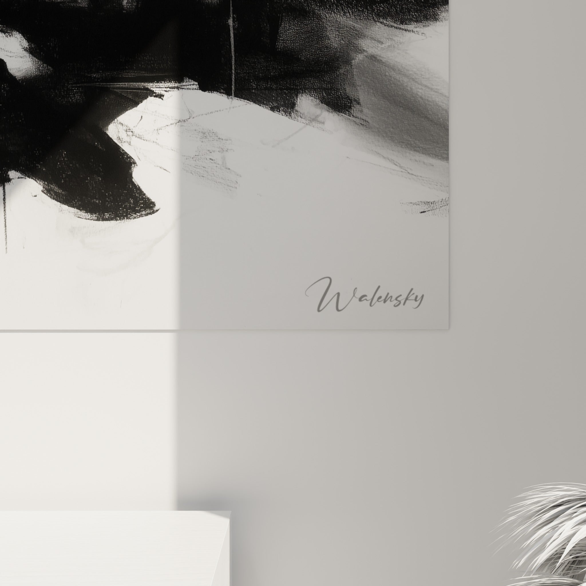 Empâtements de fusain noir et blanc dévoilant la matière du dessin sur le clavier et la partition