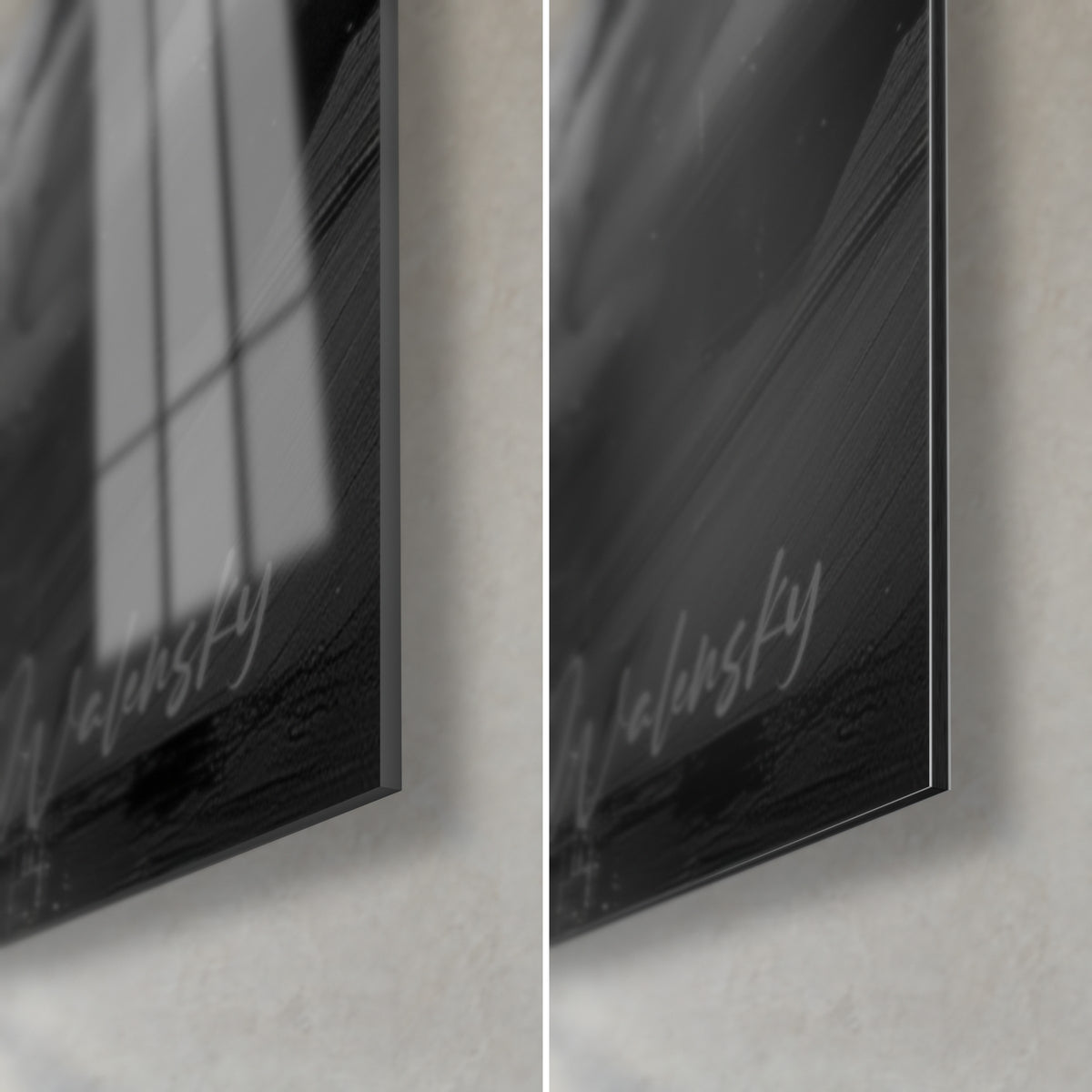 Quadro pianista in bianco e nero, angolo in basso a destra, vetro acrilico lucido con riflessi di finestra e Dibond grigio opaco, spessore 3 mm
