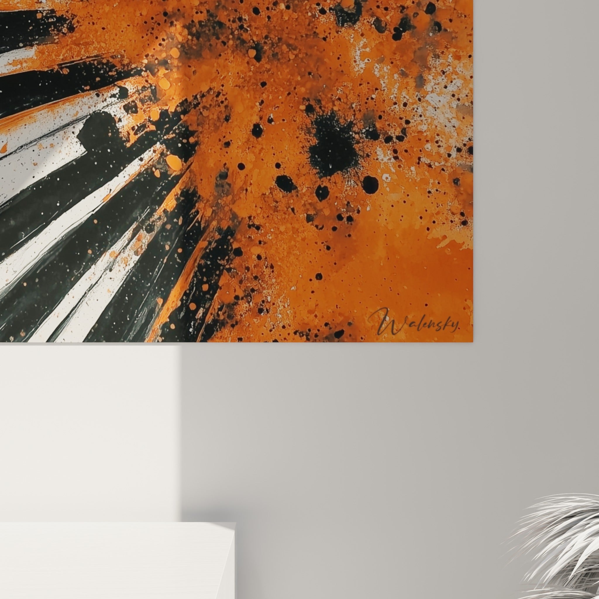Grain et éclaboussures orange et noir se mêlant sur la toile, révélant la texture épaisse de la peinture