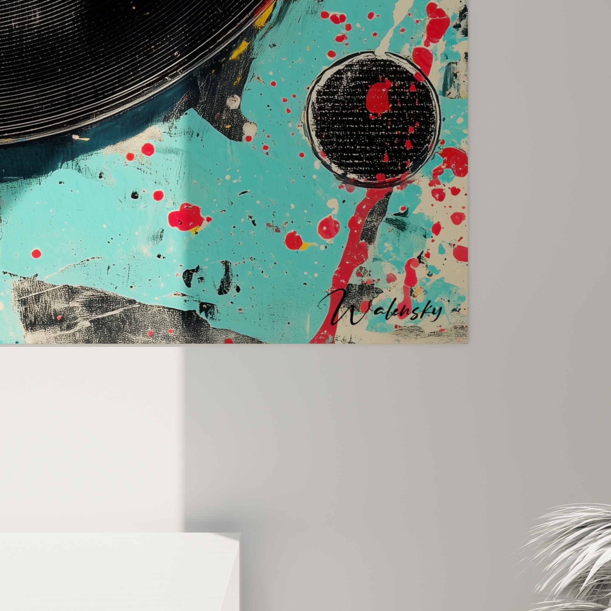 Grain de peinture et coulures jaune, rose et noir visibles sur le bras de lecture du vinyle
