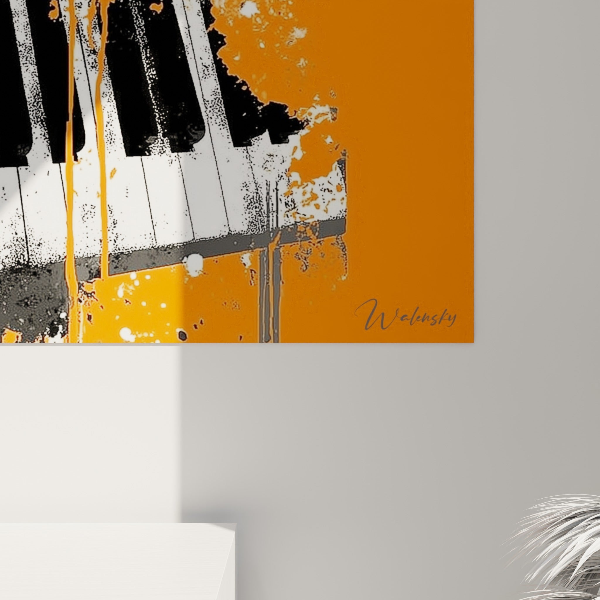 Grain de peinture noire craquelée et coulures orange sur les touches du clavier accroché