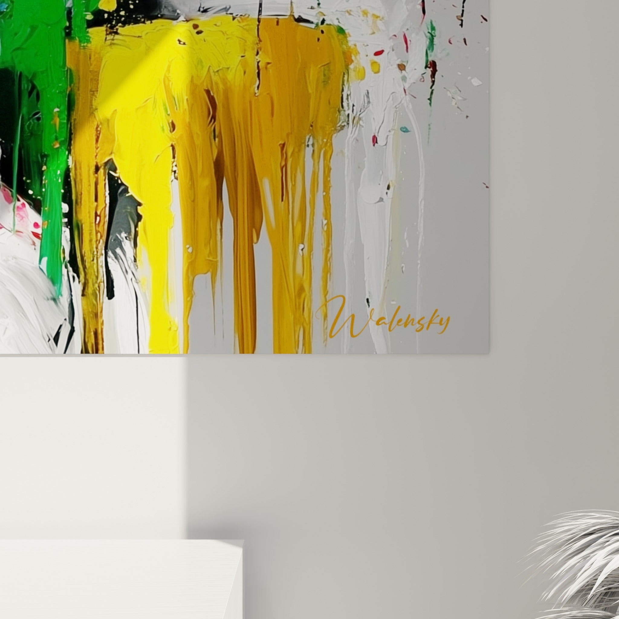 Empâtements et coulures rouges, jaunes et vertes sur le tableau Musique accroché, matière visible de près