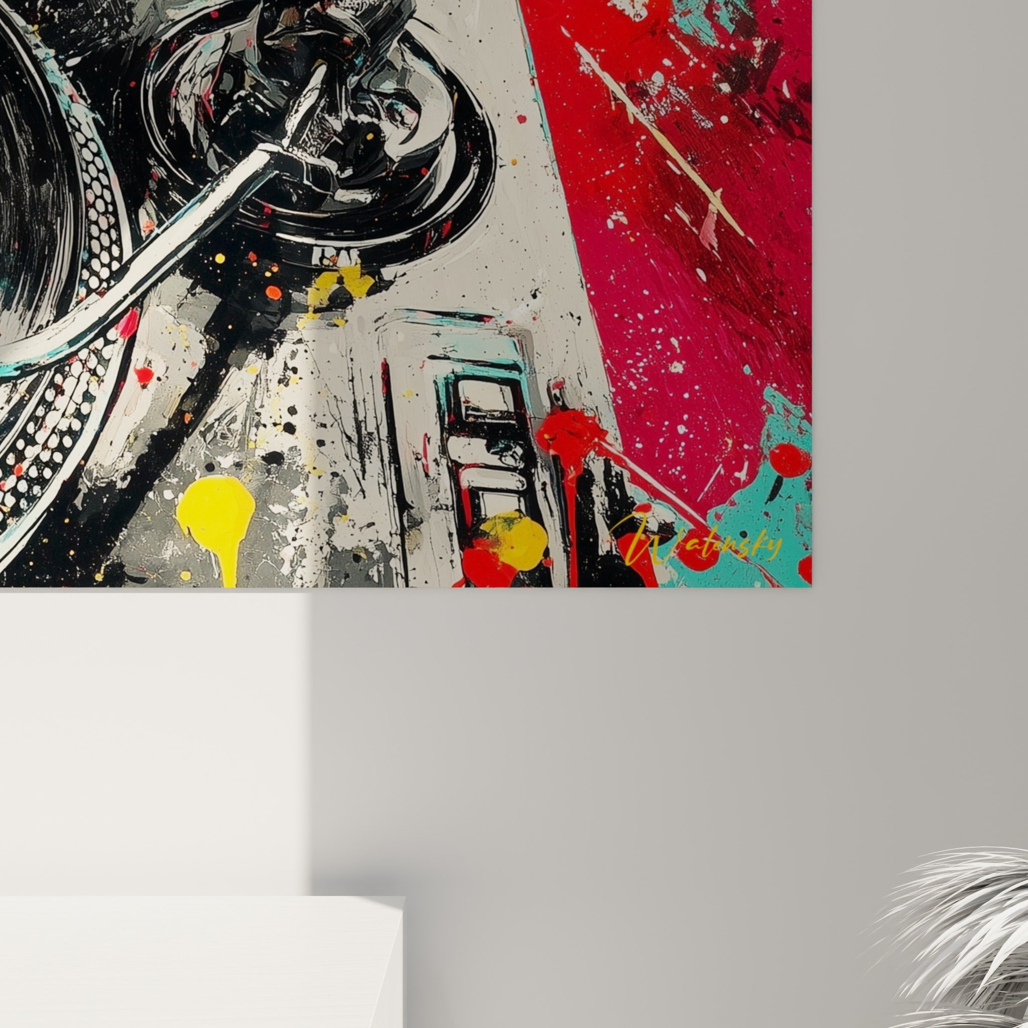 Empâtements de peinture rouge et jaune sur le sillon noir du vinyle, coulures visibles près du bras métallique
