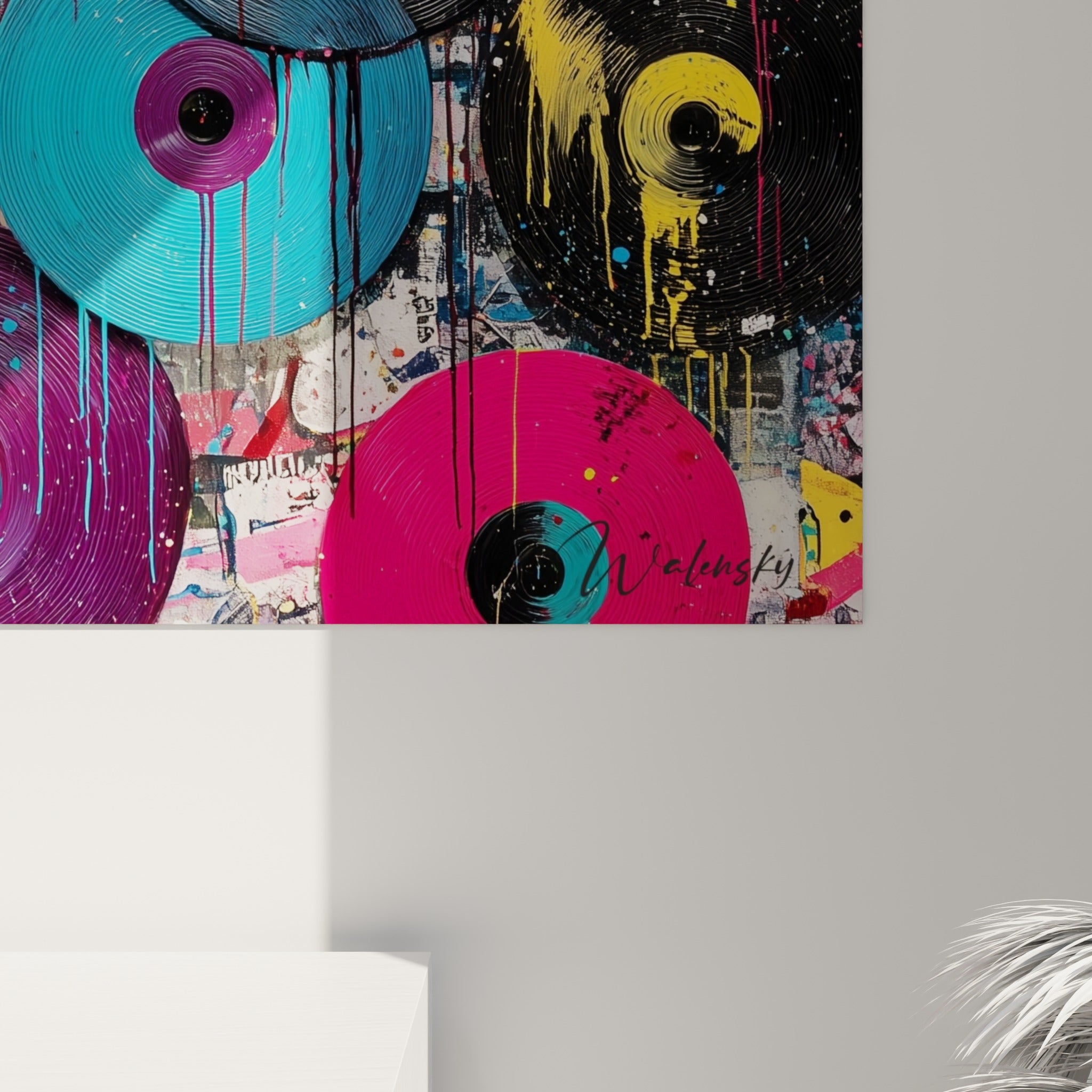 Gros grain des coulures de peinture rouge et noire traversant les vinyles turquoise et fuchsia du tableau Musique