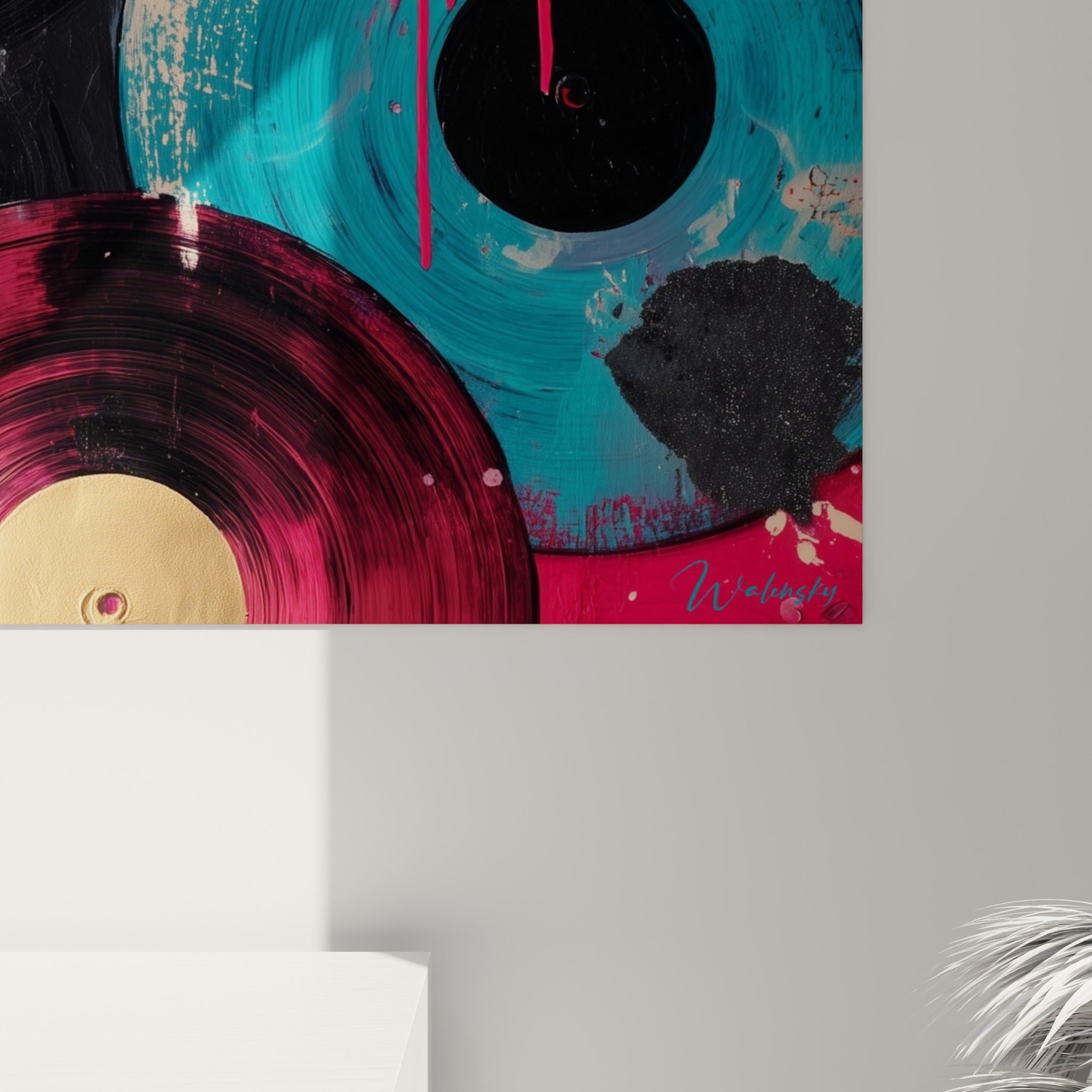 Empâtements de peinture rose et grain doré sur un vinyle turquoise, coulures épaisses et texture granuleuse visibles de près