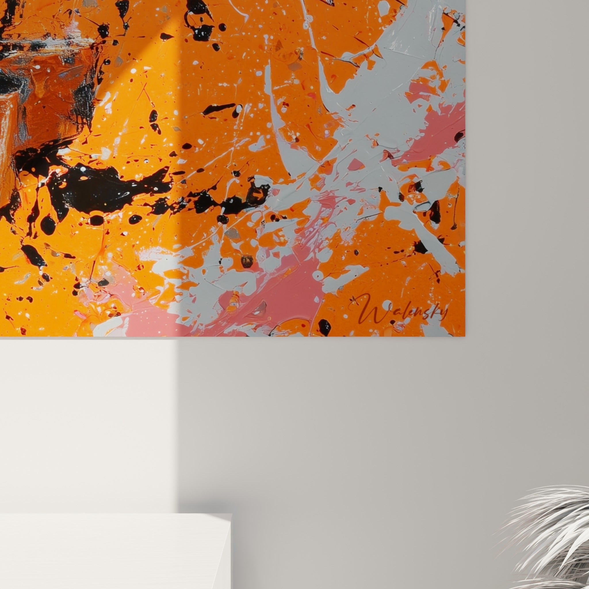Empâtements noirs et coulures orange se mêlent au grain de la toile, reflets dorés sur la caisse du piano