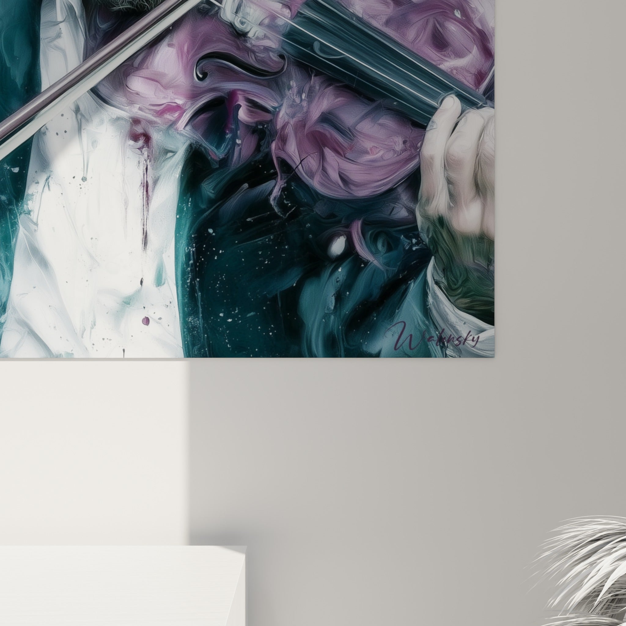 Empâtements de peinture bleu pétrole et coulures mauve se mêlant sur la texture de la toile encadrée