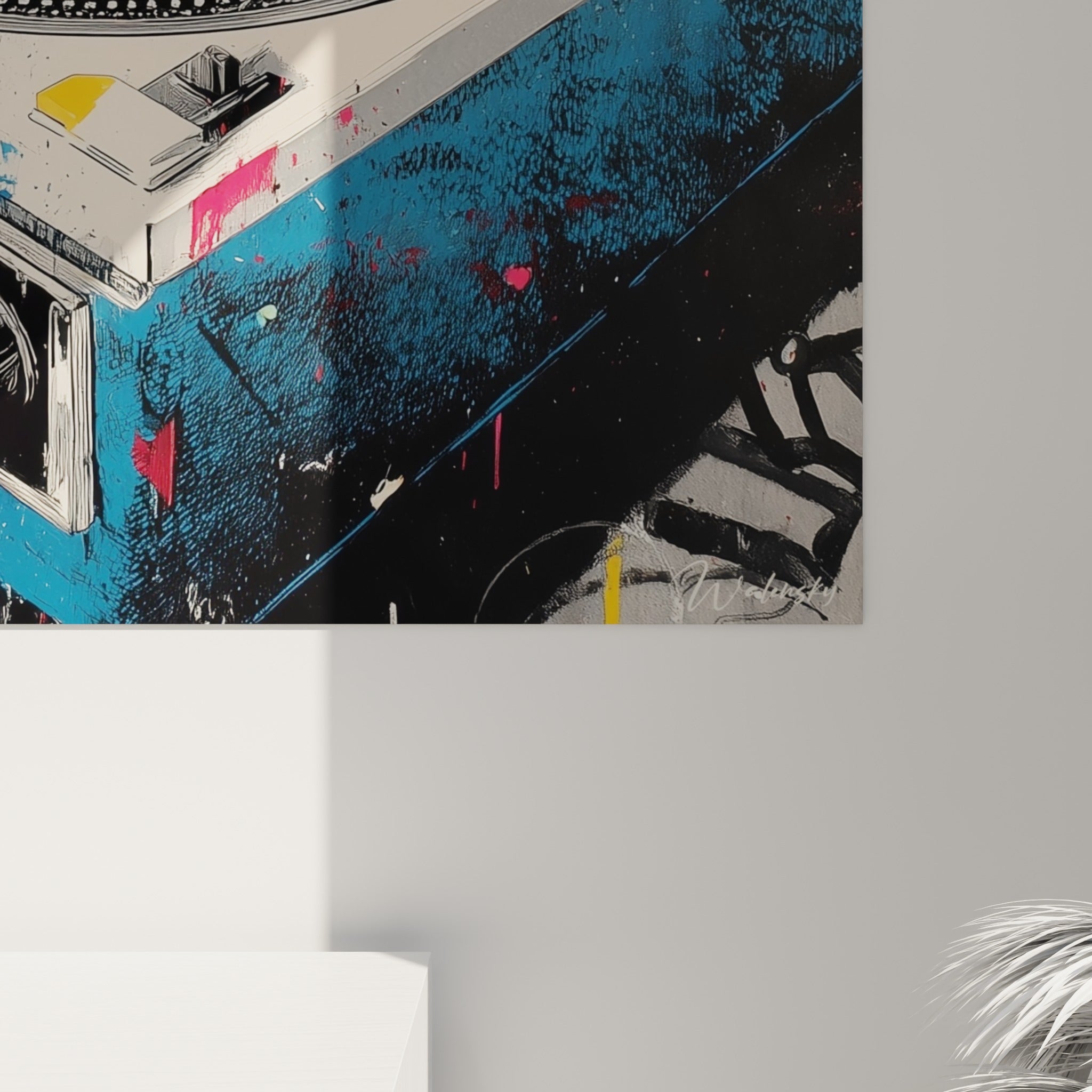 Grain de peinture projetée en rose et bleu autour du sillon noir du vinyle, empâtements et coulures visibles