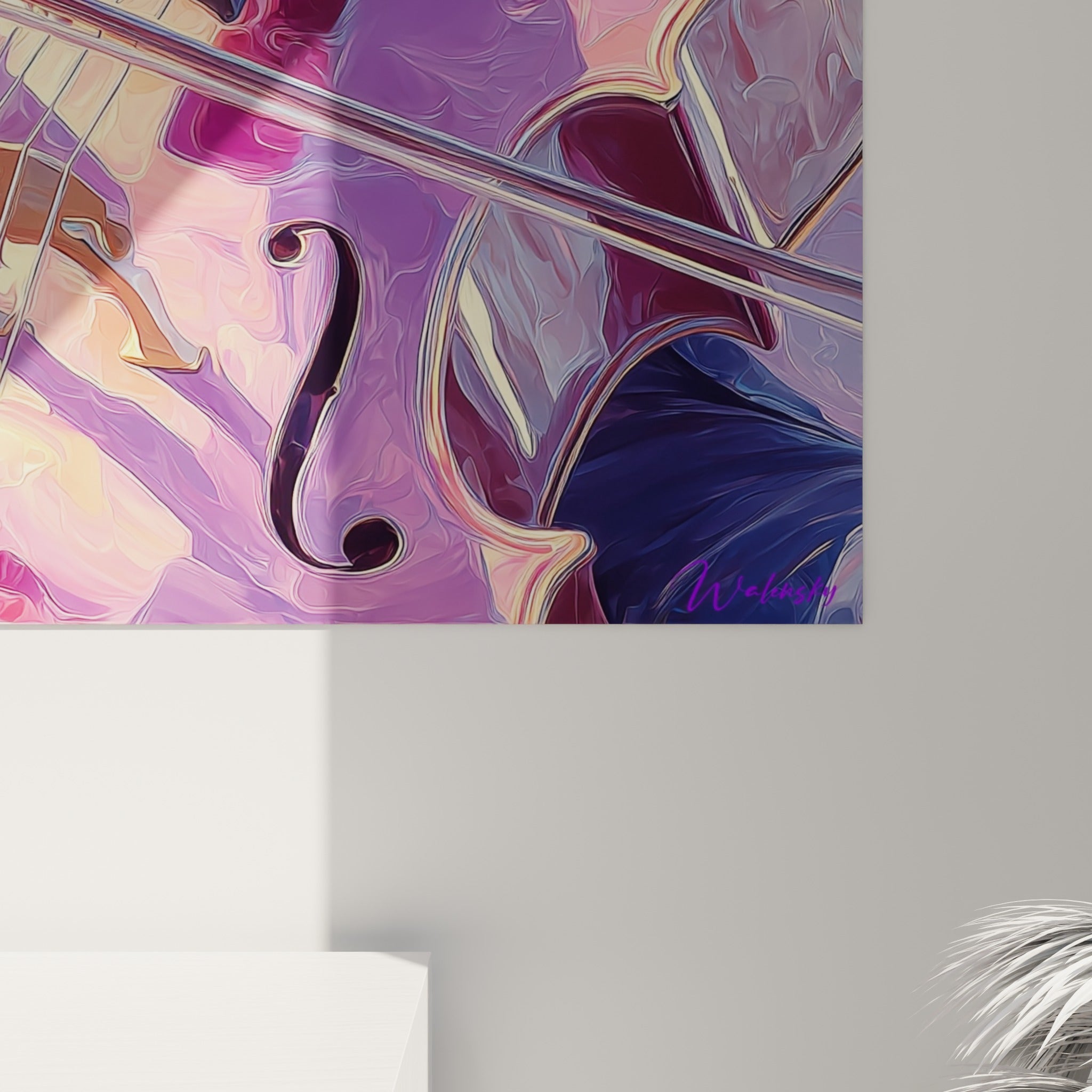 Empâtements colorés du violoncelle où le rose nacré et le violet profond se mêlent sous la lumière