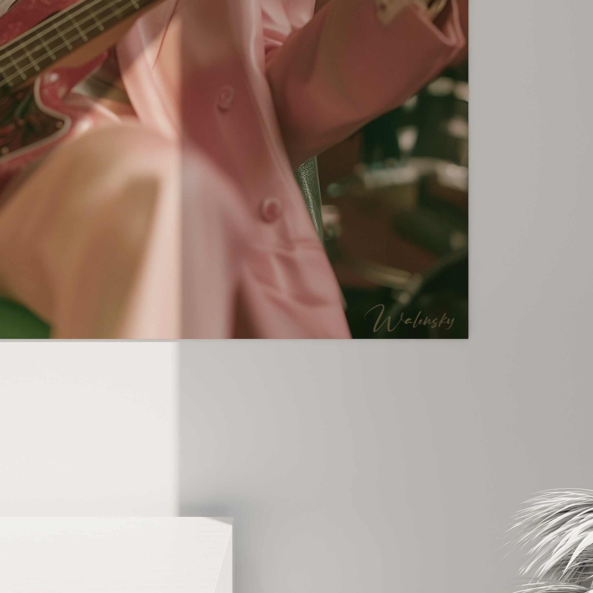 Détail de l'impression montrant les reflets satinés du rose et les nuances bordeaux de la guitare